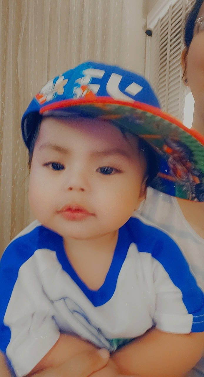 Anubis is registered to the contest to win money with this photo: baby, baby_toddler_clothing, baseball_cap, cap, cheek, child, chin, electric_blue, eye, eyebrow, forehead, hairstyle, happy, hat, headgear, headwear, lip, neck, person, personal_protective_equipment