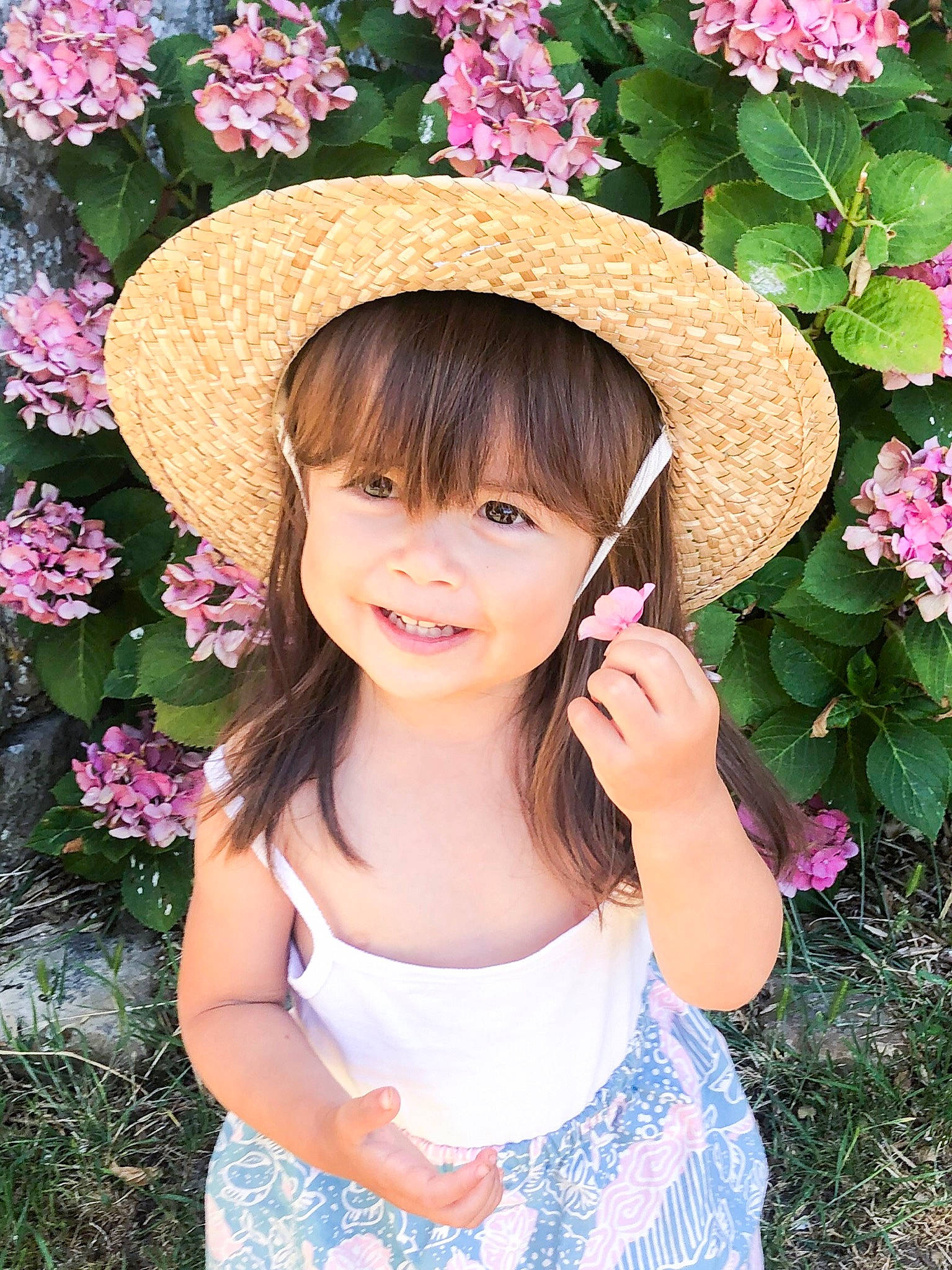 Gisella a rejoint le concours — aidez-le/la à gagner de superbes lots ! beauty, child, child_model, clothing, costume_accessory, fashion_accessory, fawn, flower, hair_accessory, hat, headgear, joy, pattern, person, petal, pink, plant, smile, spring, sun_hat