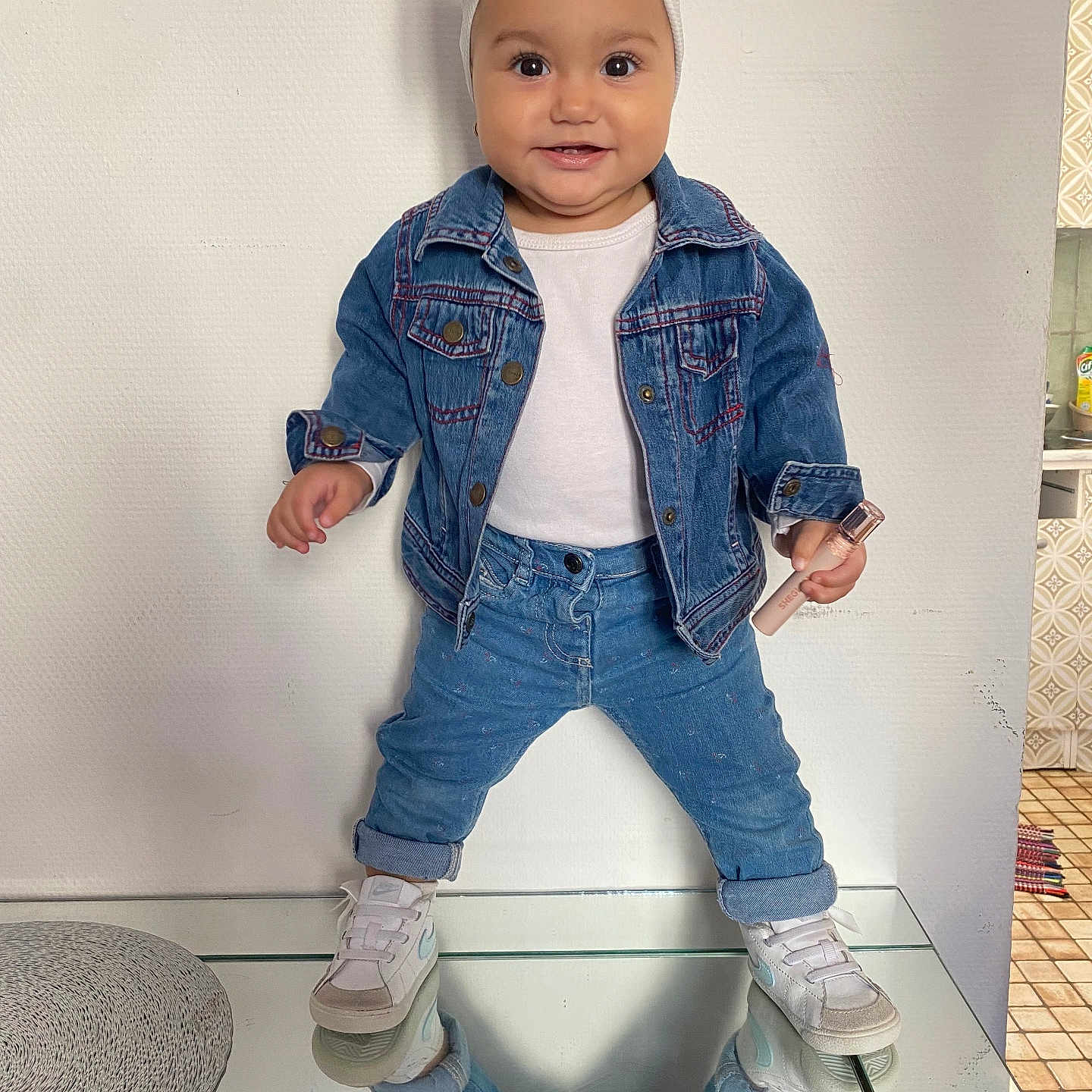 Medeea a rejoint le concours — aidez-le/la à gagner de superbes lots ! cherry_pattern, child, cosmetic_item, cute, denim_jacket, fashion, floor_tiles, glass_table, headband, home_interior, indoor, jeans, kitchen, person, posing, reflection, smiling, sneakers, toddler, white_shirt
