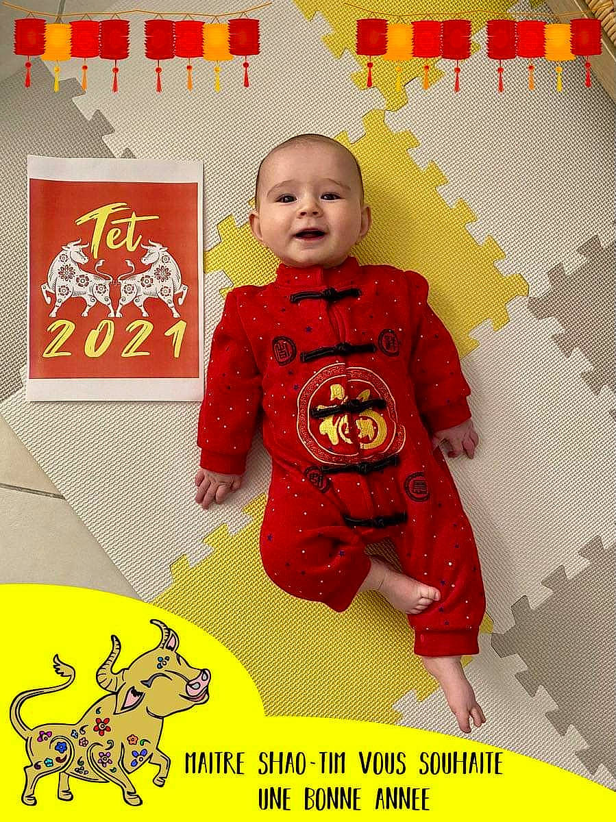 Timothée participe au concours pour gagner de l'argent avec cette photo : baby, baby_toddler_clothing, carmine, child, fictional_character, font, graphic_design, happy, illustration, logo, pattern, person, product, red, sleeve, smile, toddler