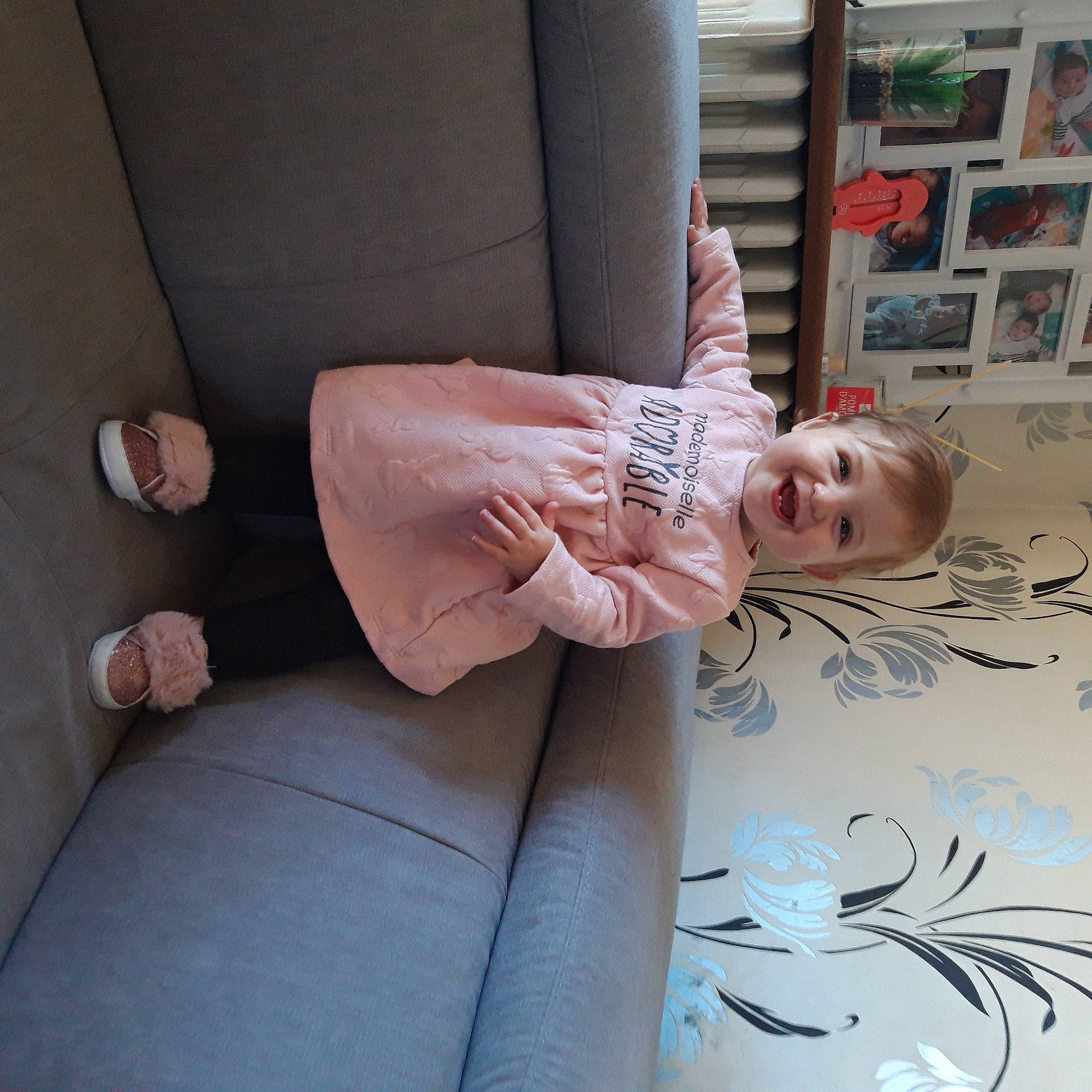 Victoria a rejoint le concours — aidez-le/la à gagner de superbes lots ! baby, baby_products, baby_toddler_clothing, child, comfort, couch, flooring, foot, happy, hardwood, hat, joy, linens, pattern, person, pink, room, sandal, sitting, smile