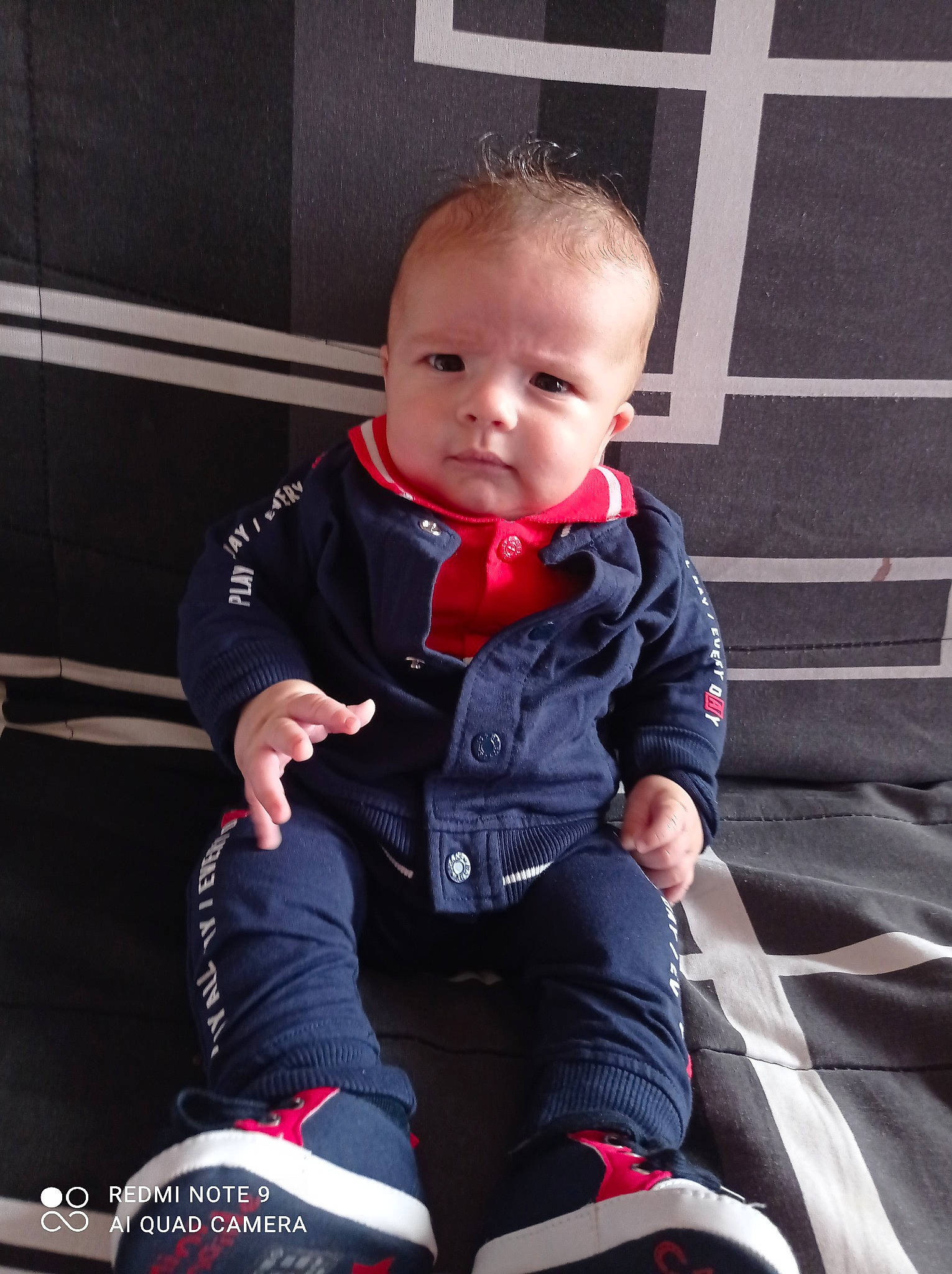 Mayasse a rejoint le concours — aidez-le/la à gagner de superbes lots ! active_pants, baby, baby_products, baby_toddler_clothing, carmine, cheek, child, child_model, comfort, cool, lap, long_sleeved_t_shirt, outdoor_shoe, overall, person, shoe, sitting, sneakers, sock, toddler