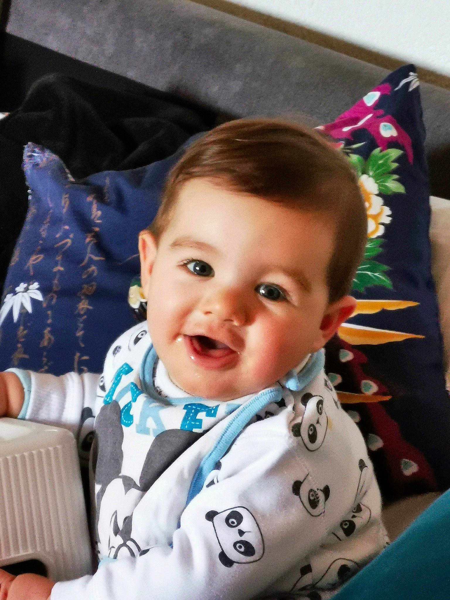 Kaíque a rejoint le concours — aidez-le/la à gagner de superbes lots ! baby, baby_carriage, baby_products, baby_toddler_clothing, car_seat, cheek, child, comfort, fashion_accessory, fun, happy, linens, person, product, room, sitting, sleeve, smile, textile, toddler