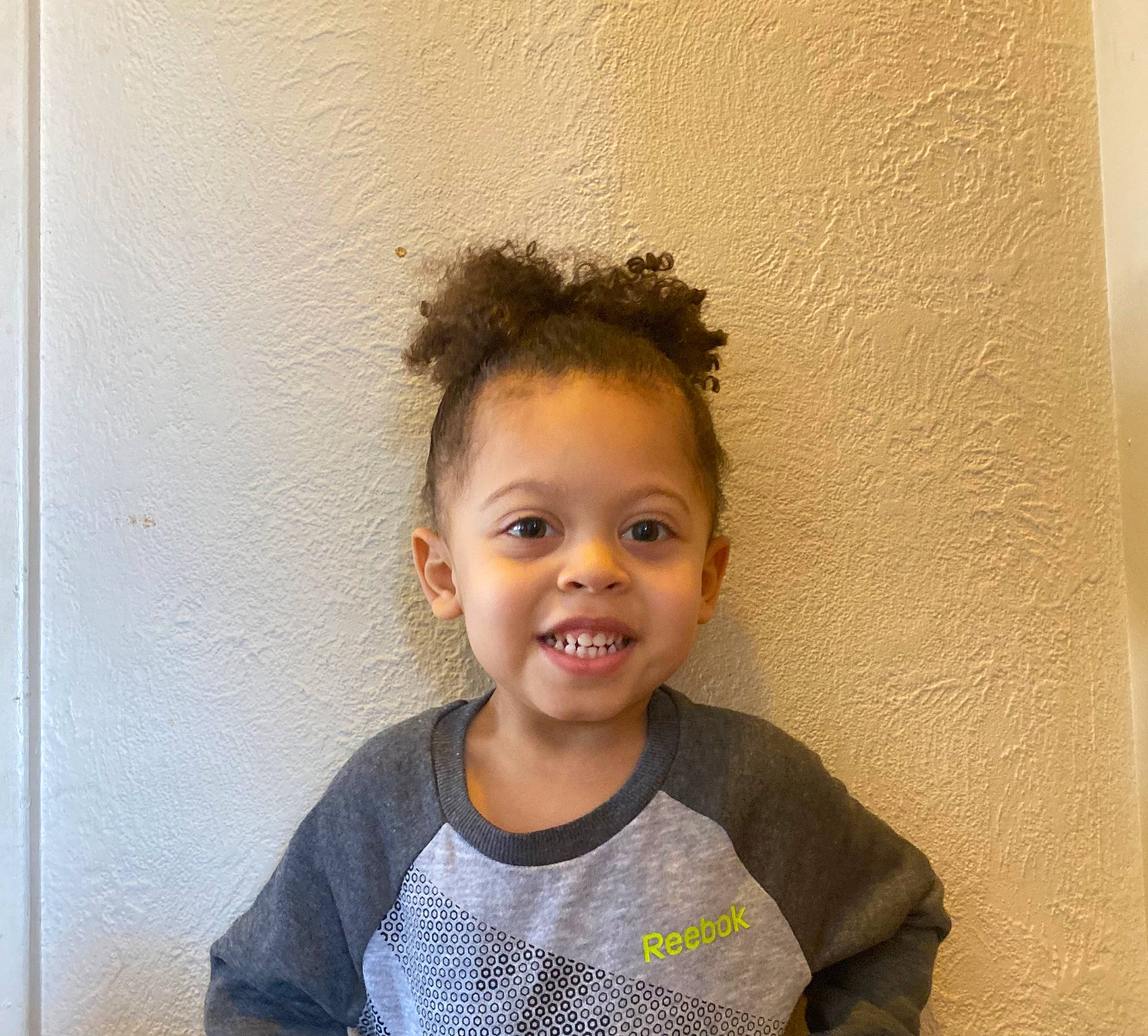 Mars is registered to the contest to win money with this photo: ceiling, cheek, eye, flooring, forehead, fun, happy, iris, jaw, joy, neck, nose, person, plaster, portrait, portrait_photography, room, sleeve, smile, t_shirt