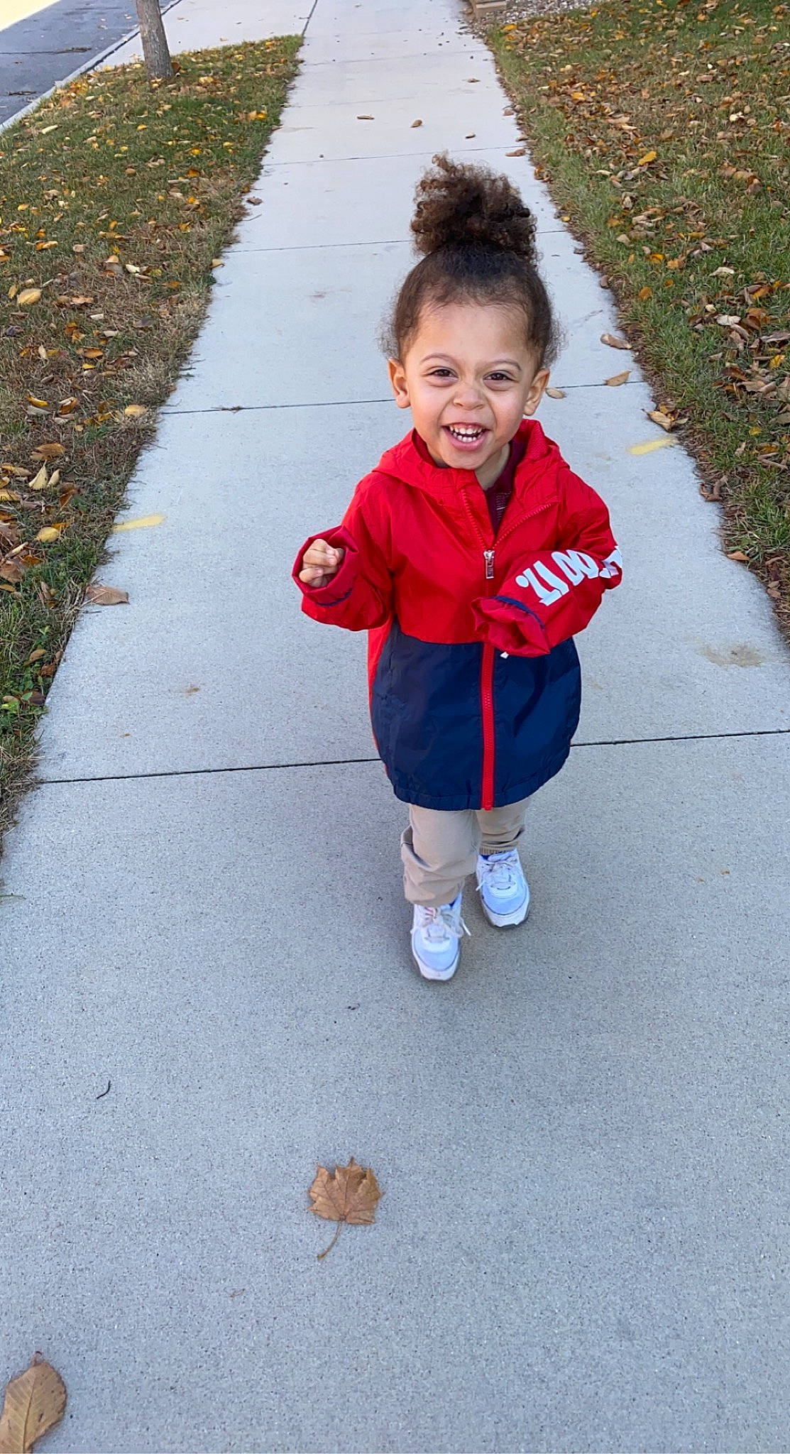 Mars is registered to the contest to win money with this photo: asphalt, baby, baby_toddler_clothing, child, concrete, electric_blue, eye, flooring, fun, grass, human_leg, leaf, people_in_nature, person, recreation, road_surface, sidewalk, smile, t_shirt, toddler