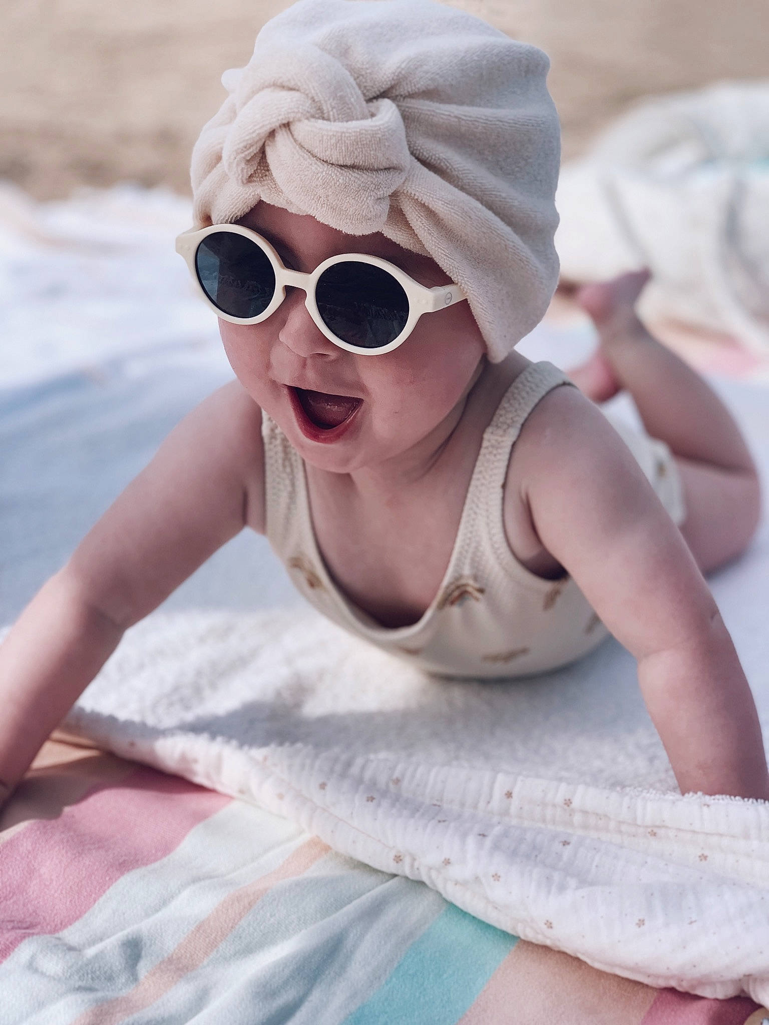 Joséphine a rejoint le concours — aidez-le/la à gagner de superbes lots ! cap, comfort, eyewear, fun, glasses, goggles, happy, hat, headgear, headwear, people_on_beach, person, personal_protective_equipment, pink, recreation, sleeve, smile, sunglasses, textile, travel