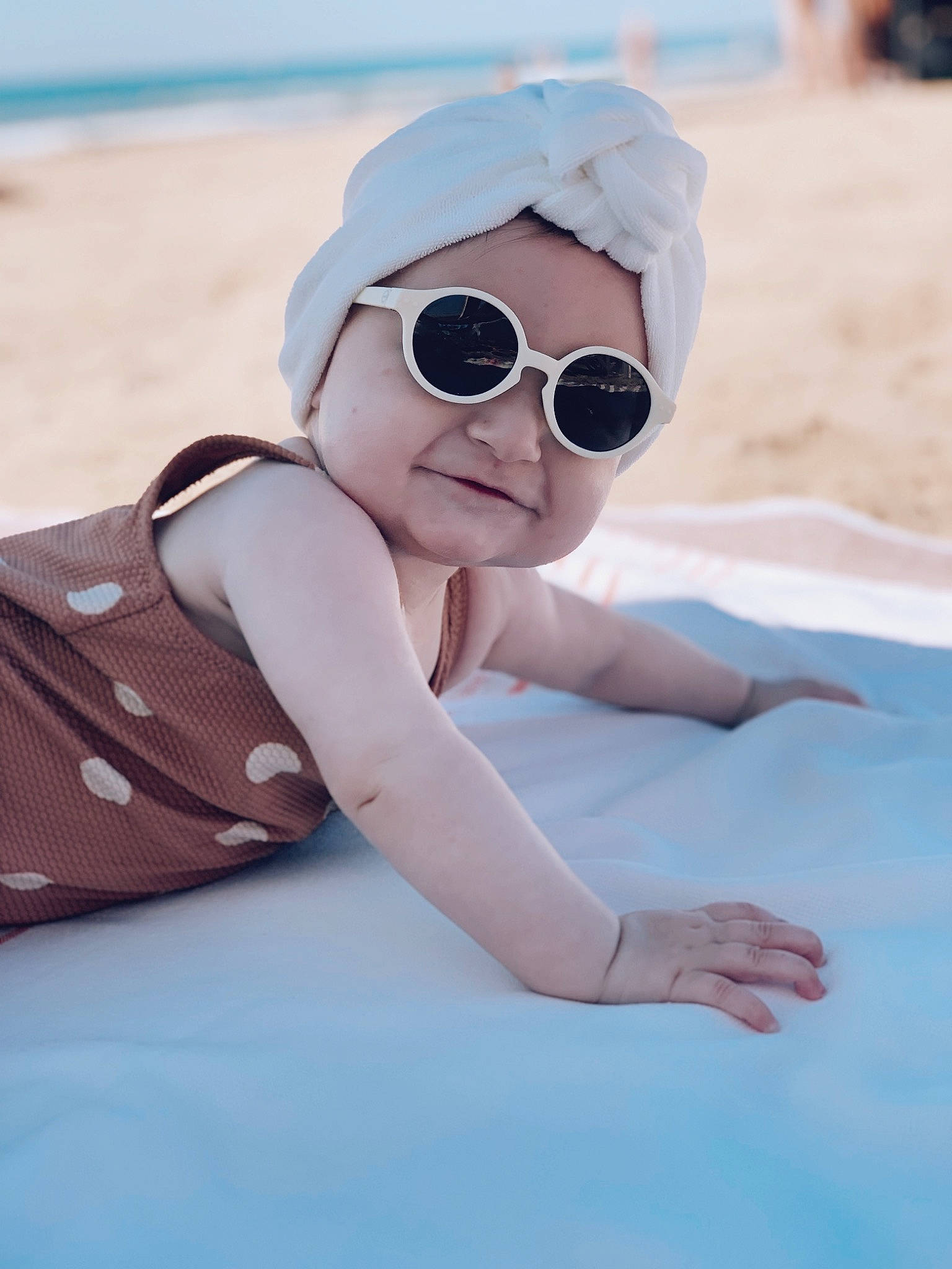 Joséphine participe au concours pour gagner de l'argent avec cette photo : baseball_cap, beach, cap, cool, eyewear, glasses, goggles, happy, hat, headgear, headwear, leisure, people_on_beach, person, pink, sleeve, smile, sun_hat, sunglasses, toddler