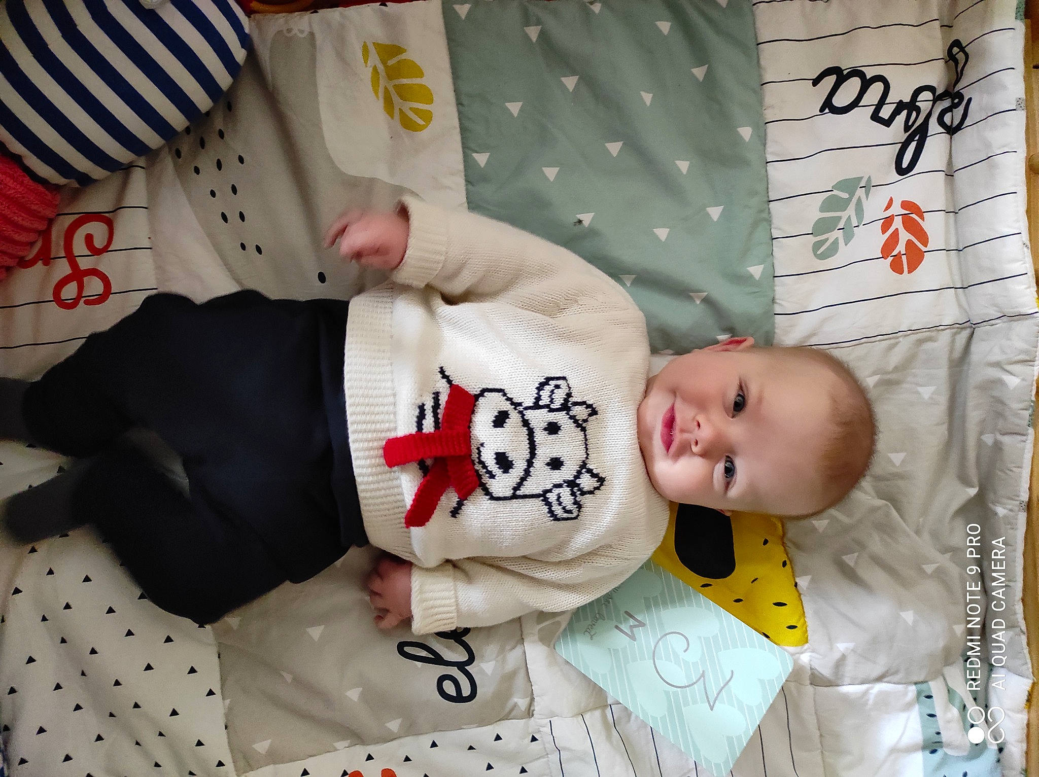 Marcel a rejoint le concours — aidez-le/la à gagner de superbes lots ! baby, baby_products, baby_toddler_clothing, carmine, child, creative_arts, happy, linens, pattern, person, room, sleeve, smile, textile, toddler