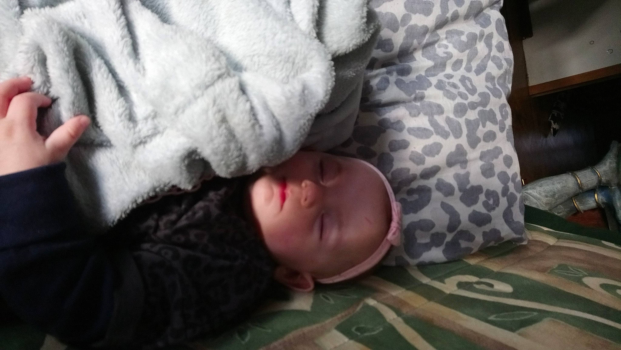 Kailly a rejoint le concours — aidez-le/la à gagner de superbes lots ! arm, baby, bedtime, cheek, child, comfort, finger, hand, head, mouth, nap, nose, person, skin, sleep, thumb, toddler