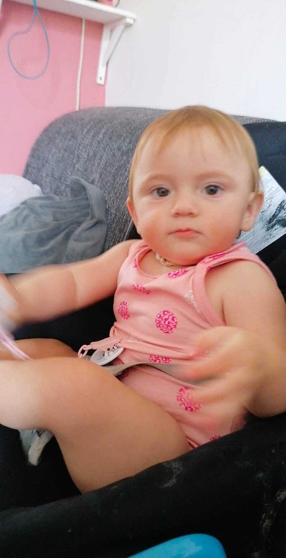 Kailly participe au concours pour gagner de l'argent avec cette photo : baby, cheek, child, eye, face, finger, hand, head, iris, leg, lip, person, pink, sitting, skin, thumb, toddler