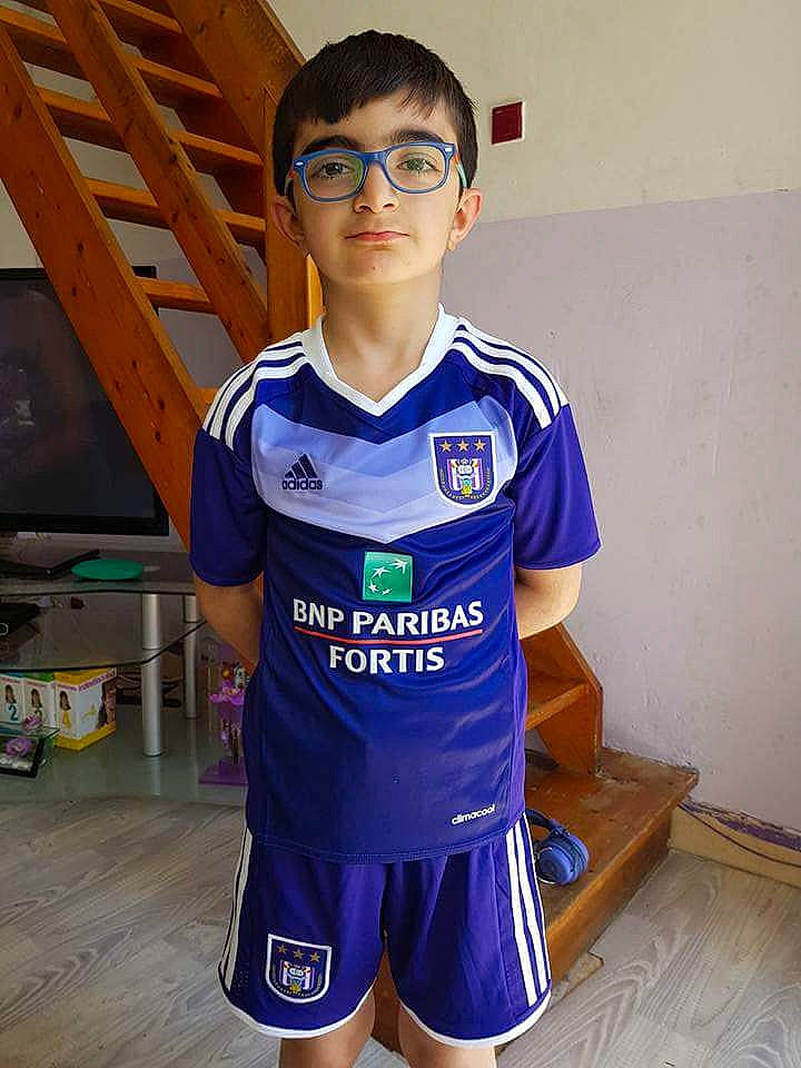 Kylian participe au concours pour gagner de l'argent avec cette photo : electric_blue, jersey, person, player, sports_uniform, sportswear, t_shirt, uniform