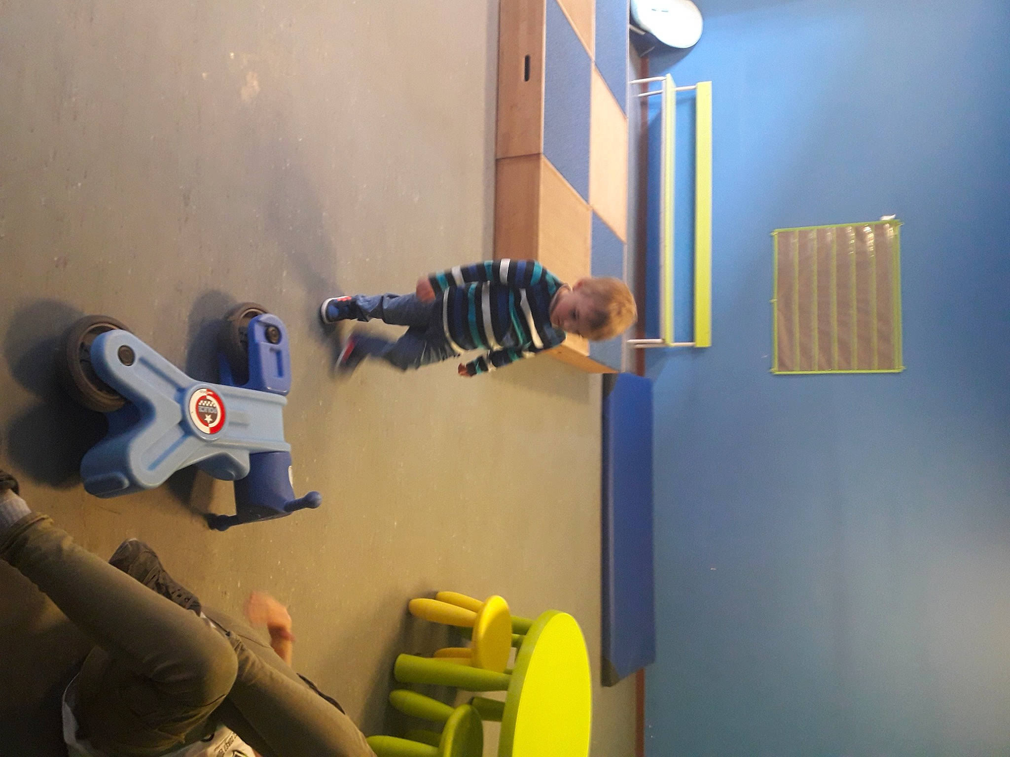 Mathys a rejoint le concours — aidez-le/la à gagner de superbes lots ! metal, person, room