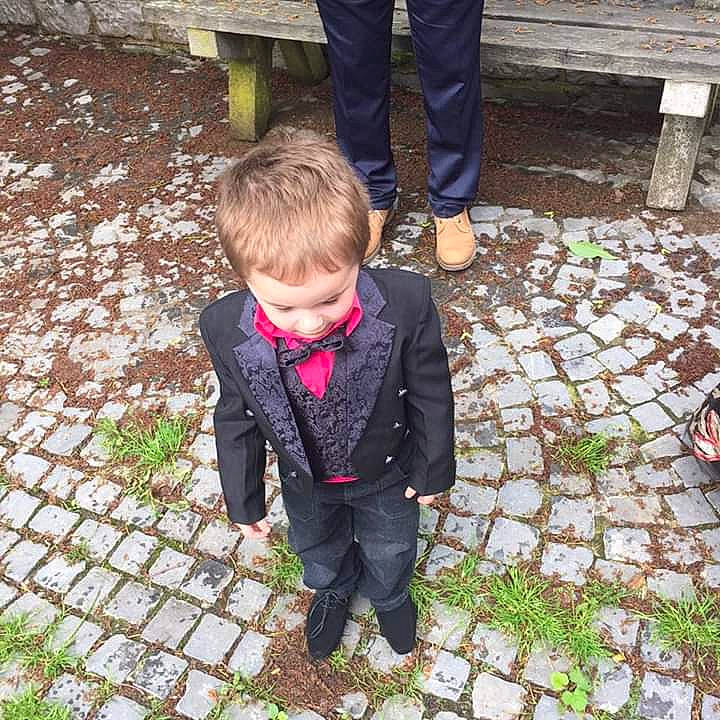 Lukas a rejoint le concours — aidez-le/la à gagner de superbes lots ! child, fun, grass, jacket, jeans, outerwear, person, plant, play, shoe, smile, toddler, tree, walking