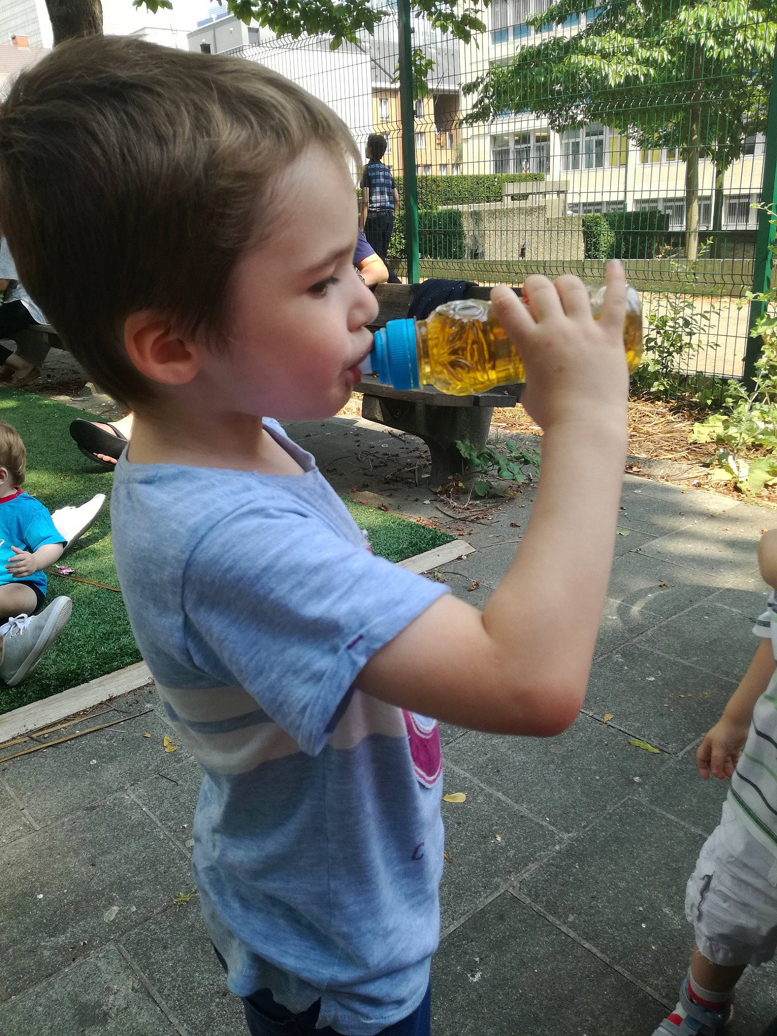 Lukas participe au concours pour gagner de l'argent avec cette photo : child, drink, fun, gesture, hand, leisure, liquid_bubble, person, plant, play, recreation, summer, toddler, tourism, vacation