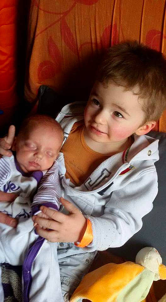 Lukas participe au concours pour gagner de l'argent avec cette photo : baby, cheek, child, facial_expression, fun, happy, joy, nose, person, play, sibling, sitting, skin, smile, toddler