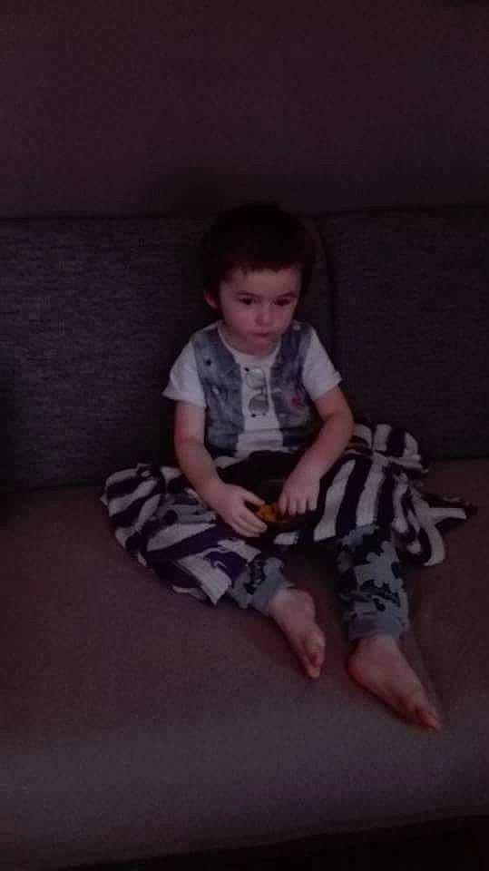 Lukas a rejoint le concours — aidez-le/la à gagner de superbes lots ! arm, baby, barefoot, brown, child, crawling, eye, finger, furniture, hand, joint, leg, muscle, person, photography, play, sitting, skin, thumb, toddler