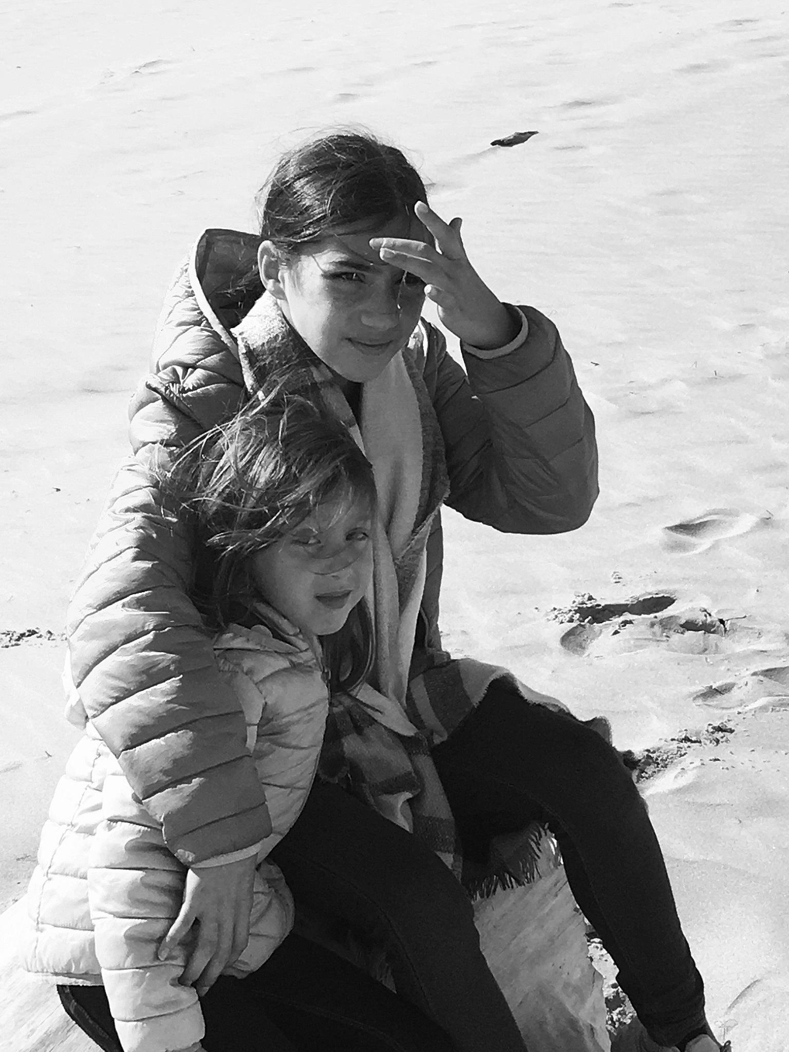 Armance a rejoint le concours — aidez-le/la à gagner de superbes lots ! black, black_and_white, eyewear, friendship, fun, gesture, glove, goggles, happy, jacket, joy, mammal, monochrome, monochrome_photography, people_in_nature, person, photograph, smile, standing, style