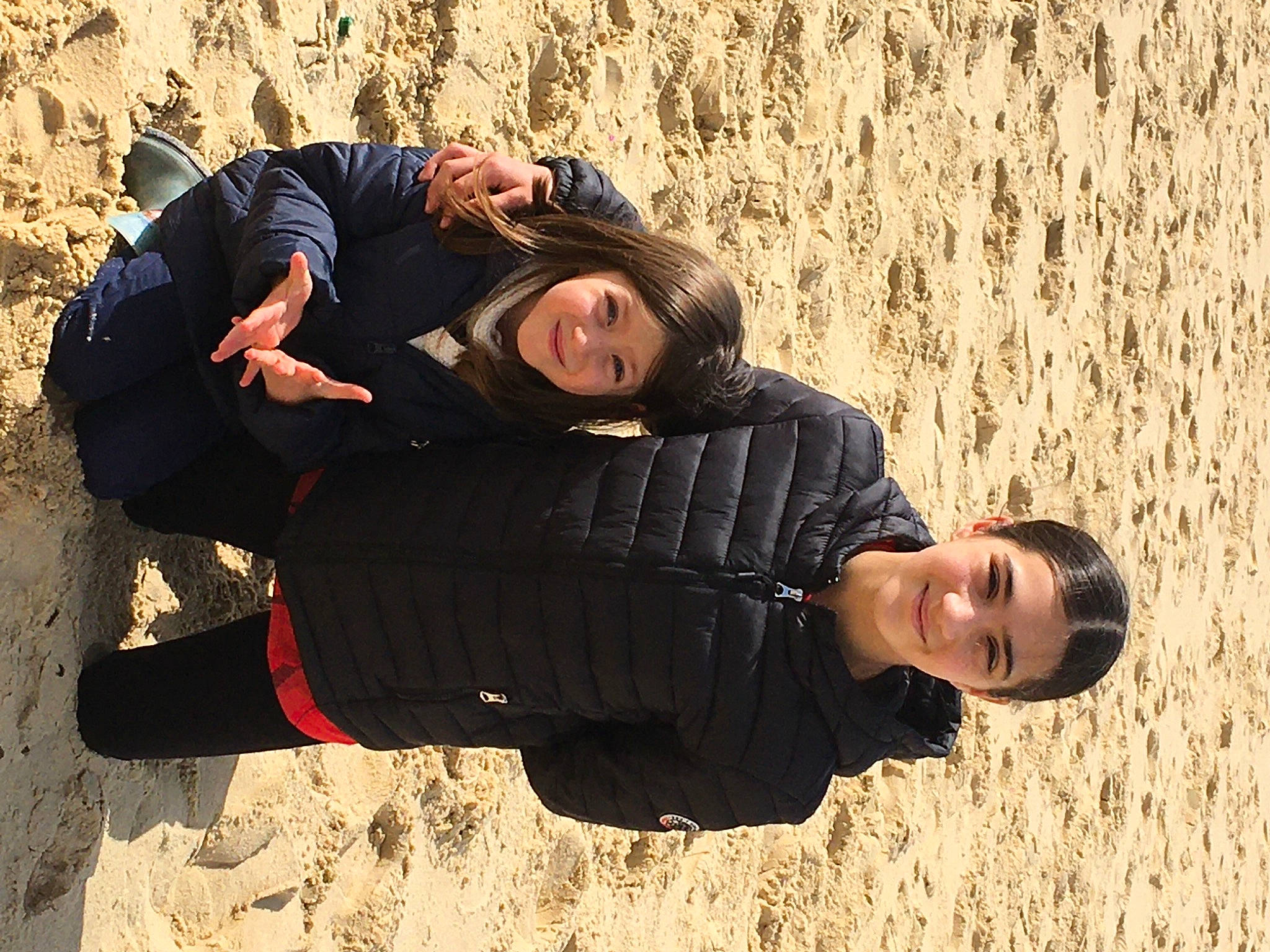 Armance a rejoint le concours — aidez-le/la à gagner de superbes lots ! comfort, eyewear, fun, gesture, grass, happy, hat, joint, joy, landscape, leisure, luggage_and_bags, people_in_nature, person, sand, sitting, smile, soil, travel, tree