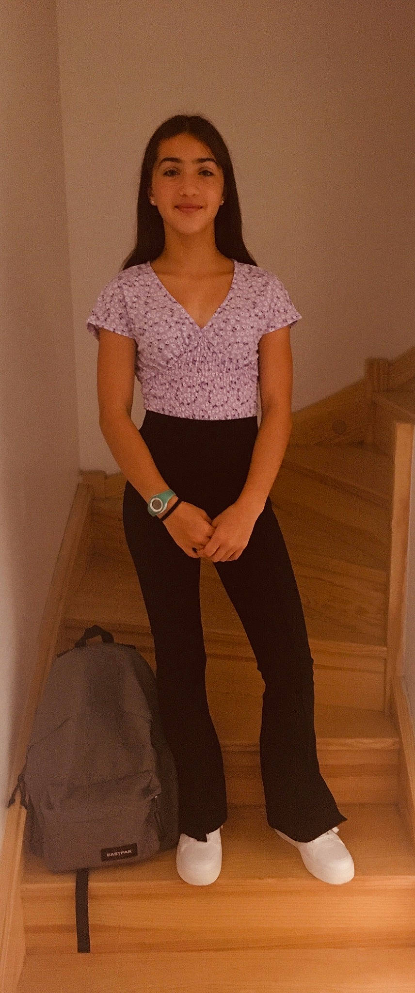 Armance a rejoint le concours — aidez-le/la à gagner de superbes lots ! abdomen, chest, dress_shirt, elbow, fashion_design, gesture, grey, human_leg, joint, joy, knee, long_hair, neck, person, shoulder, sleeve, standing, stomach, sunglasses, thigh