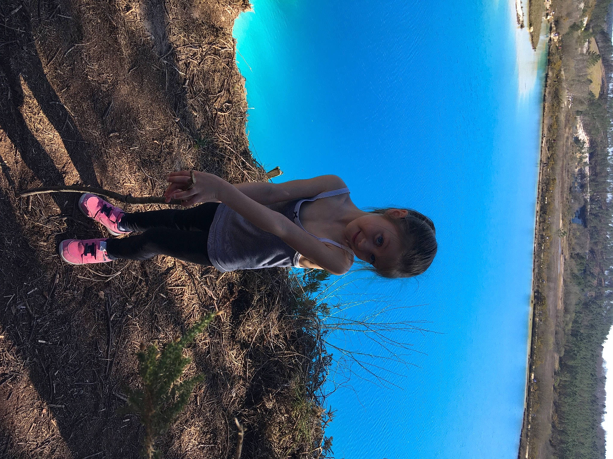 Anna-lia participe au concours pour gagner de l'argent avec cette photo : azure, branch, electric_blue, fun, grass, happy, joy, landscape, leisure, people_in_nature, person, plant, recreation, rock, shadow, sky, tints_and_shades, tree, trunk, water