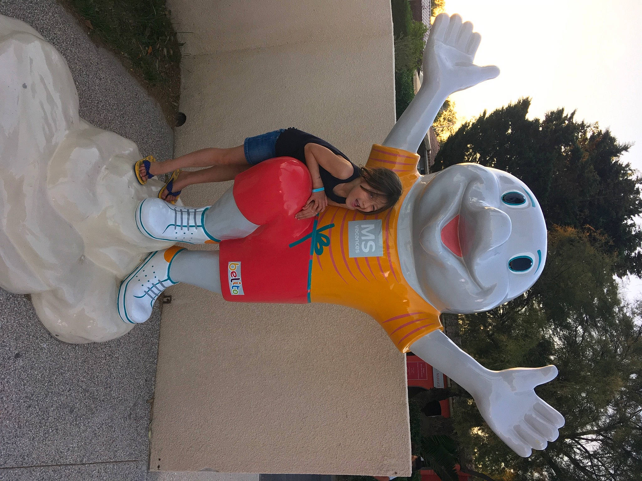 Anna-lia a rejoint le concours — aidez-le/la à gagner de superbes lots ! animation, art, carmine, elbow, fun, happy, human_leg, leisure, mascot, person, recreation, sculpture, sky, statue, tree