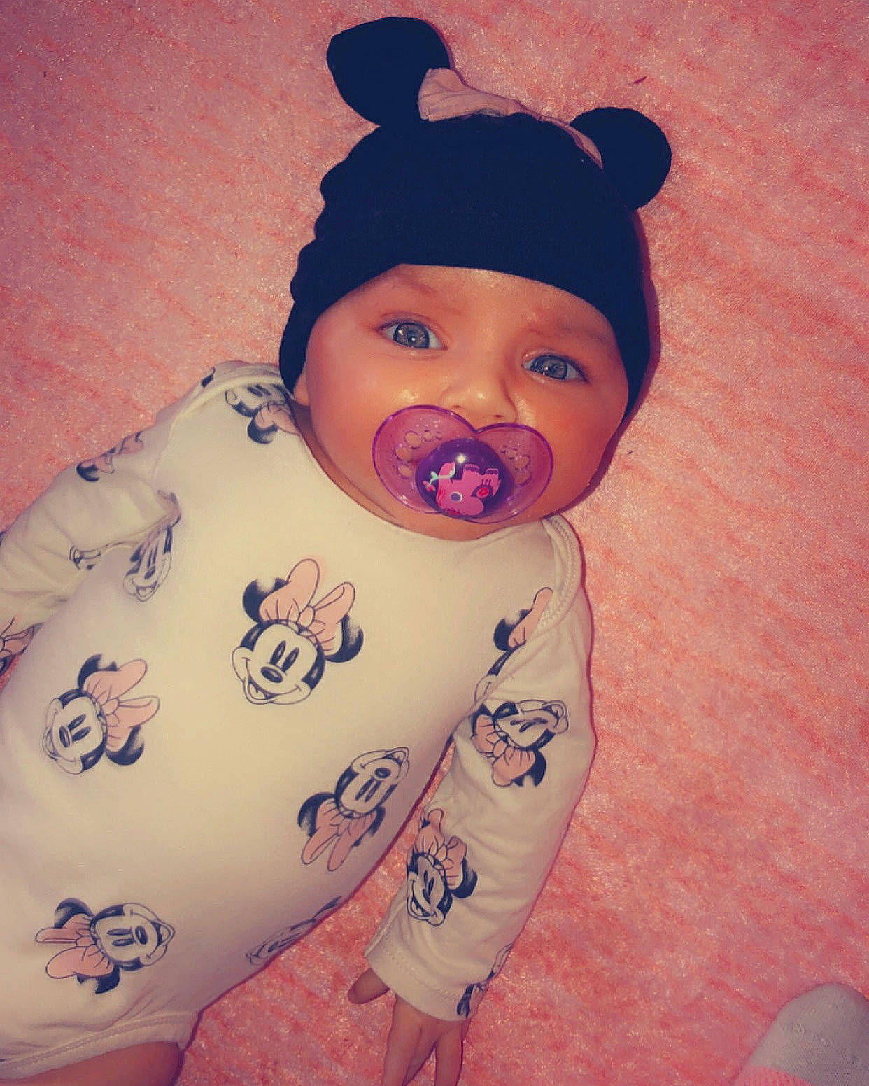 Dina participe au concours pour gagner de l'argent avec cette photo : baby, baby_sleeping, baby_toddler_clothing, cap, chest, child, elbow, eye, eyelash, fashion_accessory, happy, headwear, lip, neck, outerwear, pattern, person, pink, sitting, sleeve