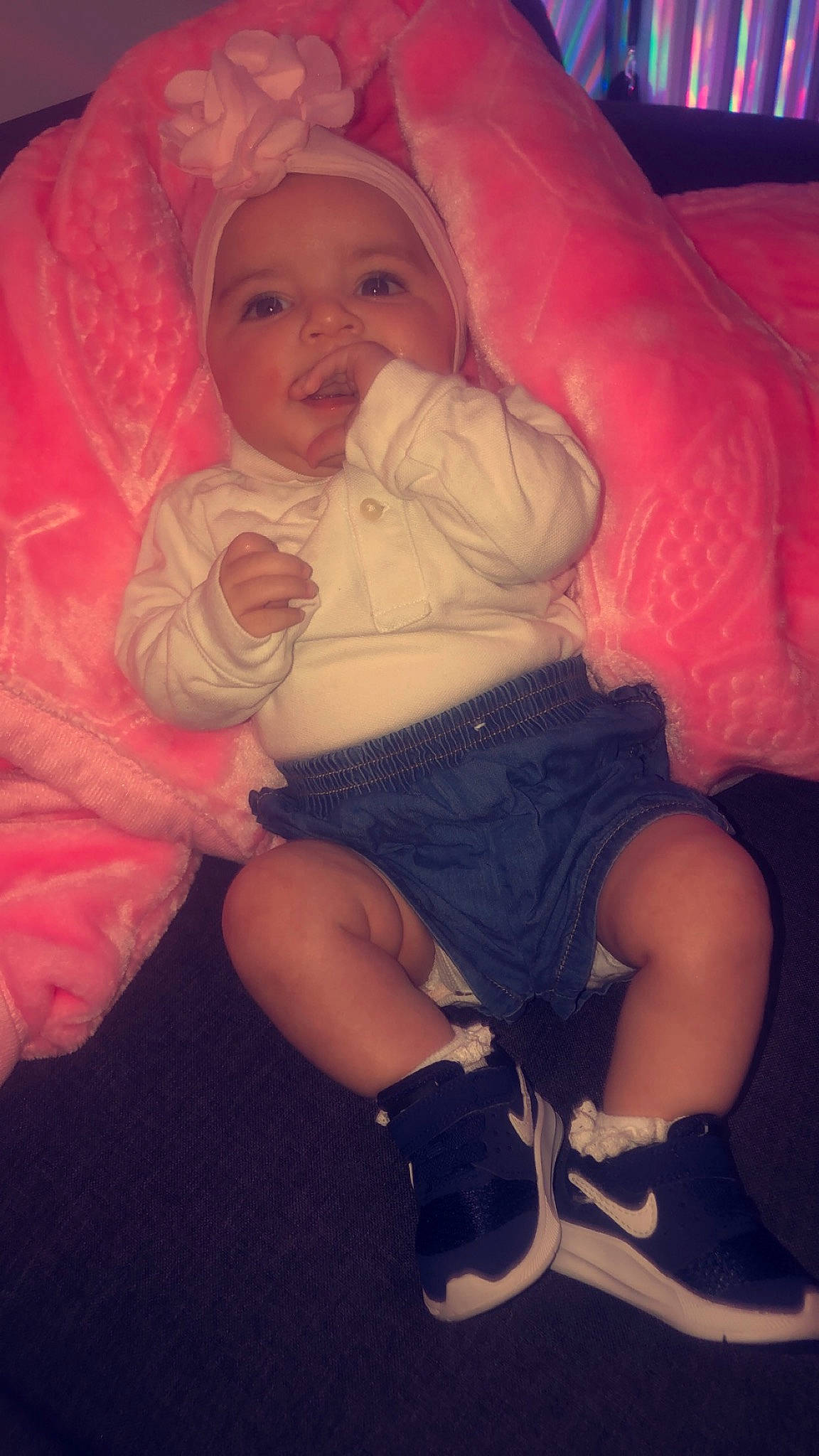 Dina a rejoint le concours — aidez-le/la à gagner de superbes lots ! baby, baby_toddler_clothing, cheek, comfort, eye, finger, flash_photography, happy, headwear, iris, lap, leg, lip, mouth, nose, person, pink, skin, thigh, tints_and_shades