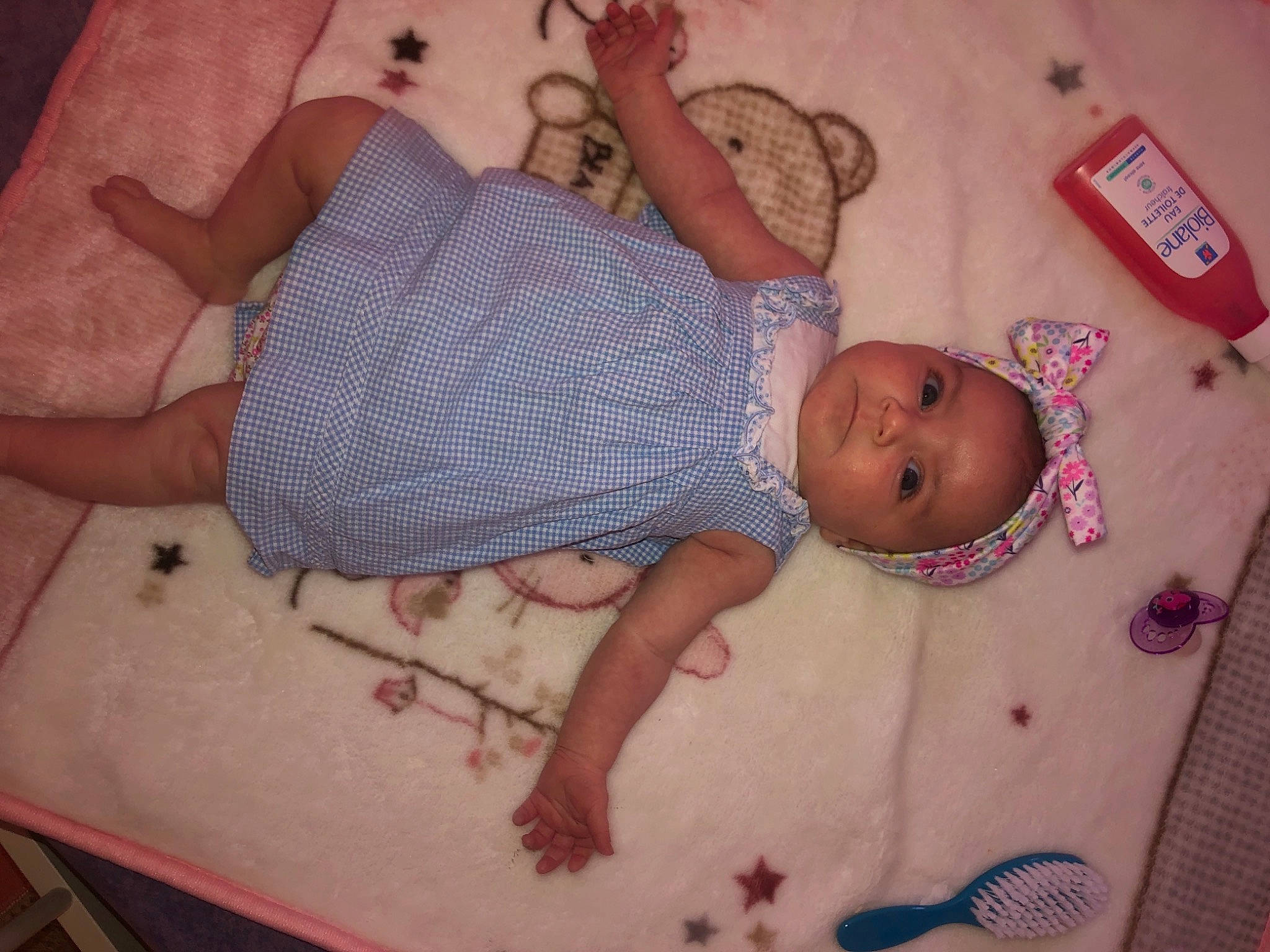 Dina a rejoint le concours — aidez-le/la à gagner de superbes lots ! arm, baby, baby_toddler_clothing, cheek, child, comfort, finger, hand, head, headwear, human_body, linens, mammal, mouth, pattern, person, pink, product, skin, stomach