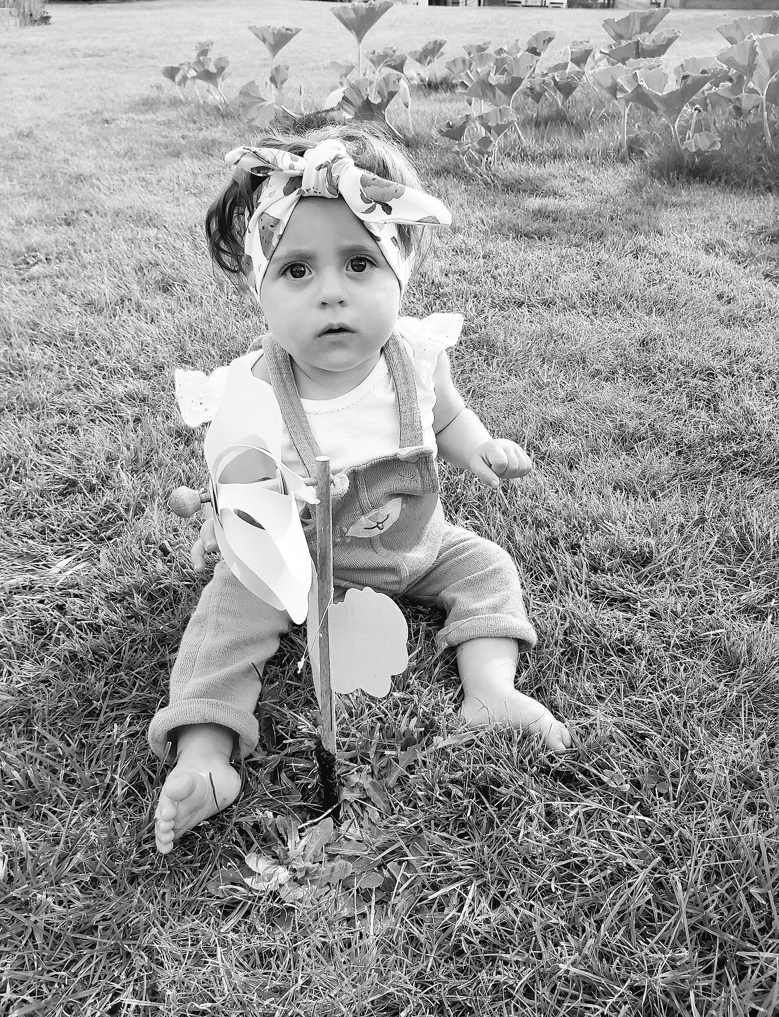 Catalina a rejoint le concours — aidez-le/la à gagner de superbes lots ! baby, black_and_white, field, flash_photography, grass, grass_family, grassland, happy, headwear, landscape, lawn, leg, meadow, monochrome, monochrome_photography, people_in_nature, person, plant, soil, style