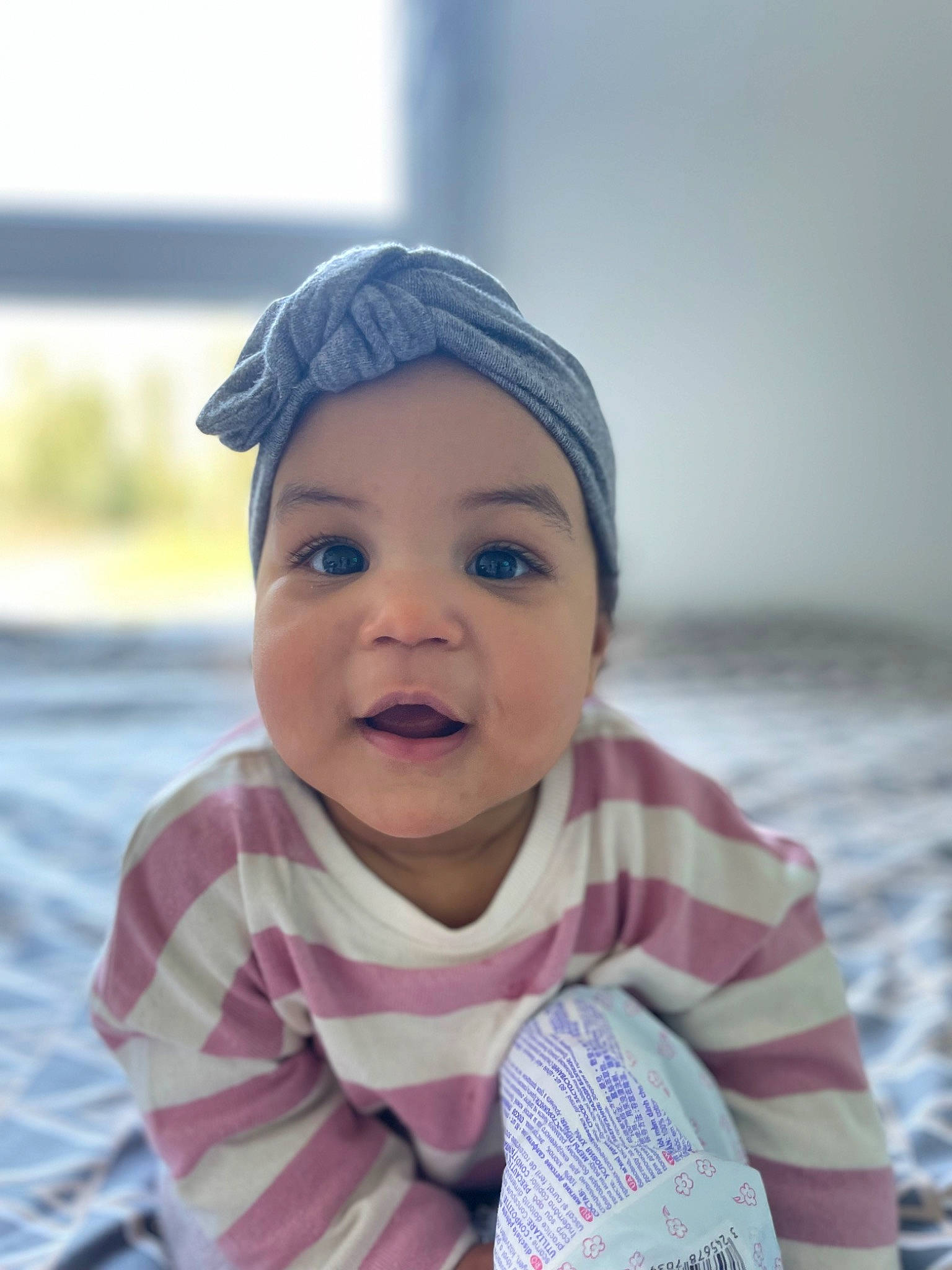 Blue a rejoint le concours — aidez-le/la à gagner de superbes lots ! baby, baby_products, baby_toddler_clothing, cap, cheek, child, electric_blue, eye, fashion_accessory, fun, happy, hat, headwear, lip, nose, pattern, person, portrait_photography, sitting, skin