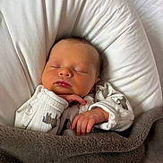 Ezio a rejoint le concours — aidez-le/la à gagner de superbes lots ! baby, blanket, brown, clothing, cozy, cushion, cute, face, hand, indoors, infant, newborn, peaceful, portrait, relaxation, rest, sleeping, soft, tiny, white