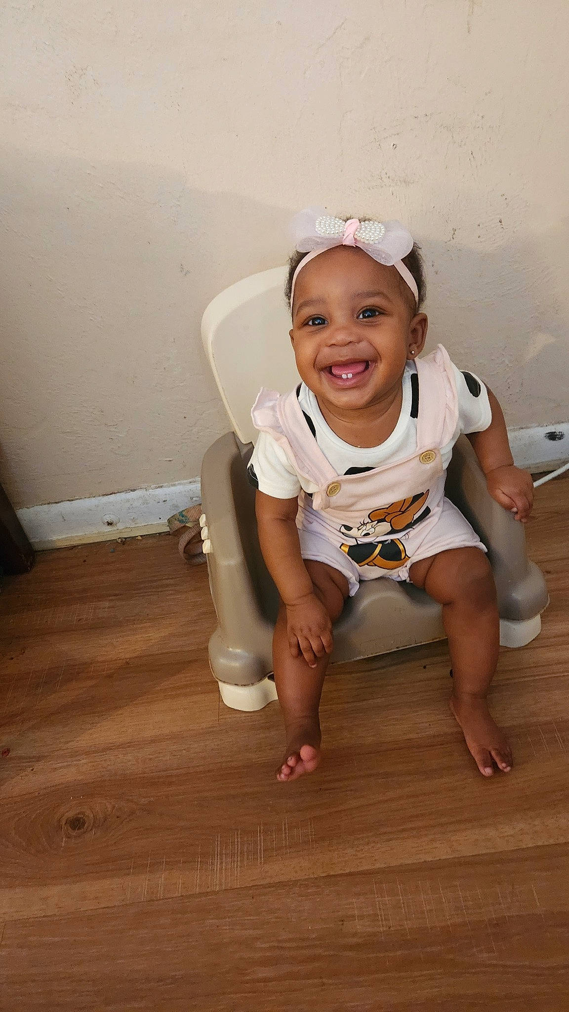 Egypt is registered to the contest to win money with this photo: barefoot, child, facial_expression, flash_photography, floor, flooring, foot, fun, happy, hardwood, human_leg, joy, knee, laminate_flooring, person, sitting, skin, smile, t_shirt, thigh