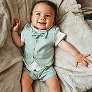 Taïan a rejoint le concours — aidez-le/la à gagner de superbes lots ! baby, baby_boy, blanket, bowtie, casual, child, clothing, cute, happy, heart_emoji, indoors, infant, person, portrait, shorts, sitting, smiling, soft_texture, tongue_out, vest