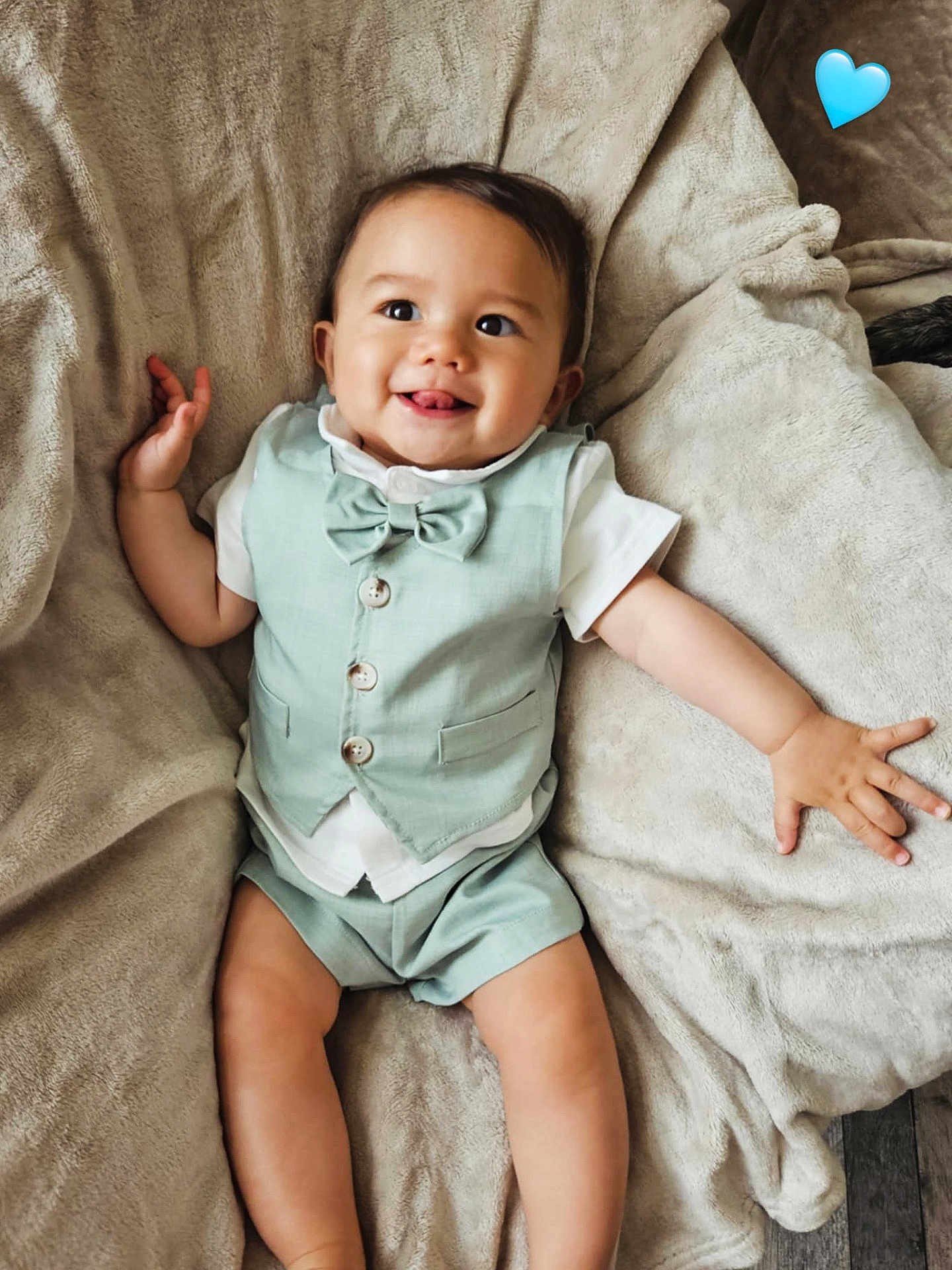 Taïan a rejoint le concours — aidez-le/la à gagner de superbes lots ! baby, baby_boy, blanket, bowtie, casual, child, clothing, cute, happy, heart_emoji, indoors, infant, person, portrait, shorts, sitting, smiling, soft_texture, tongue_out, vest