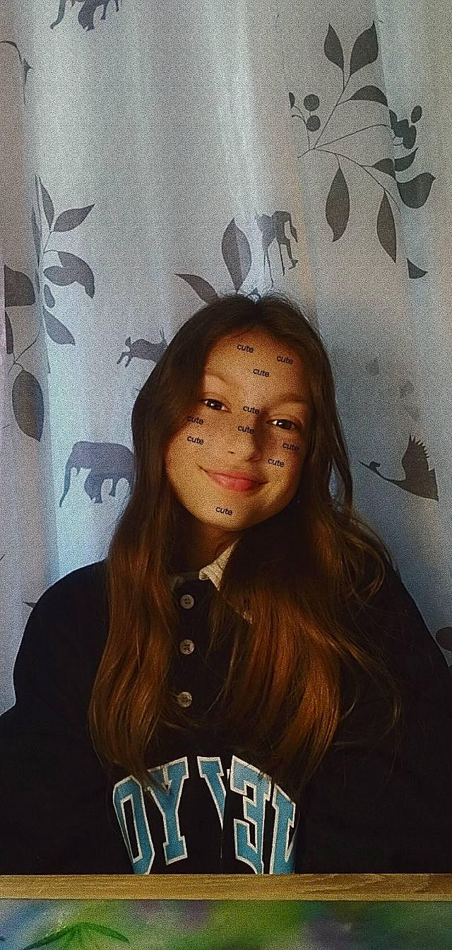 Leïla participe au concours pour gagner de l'argent avec cette photo : beauty, blond, cool, eye, eyebrow, flash_photography, forehead, fun, hairstyle, happy, iris, joy, lighting, lip, long_hair, organ, person, skin, sleeve, smile