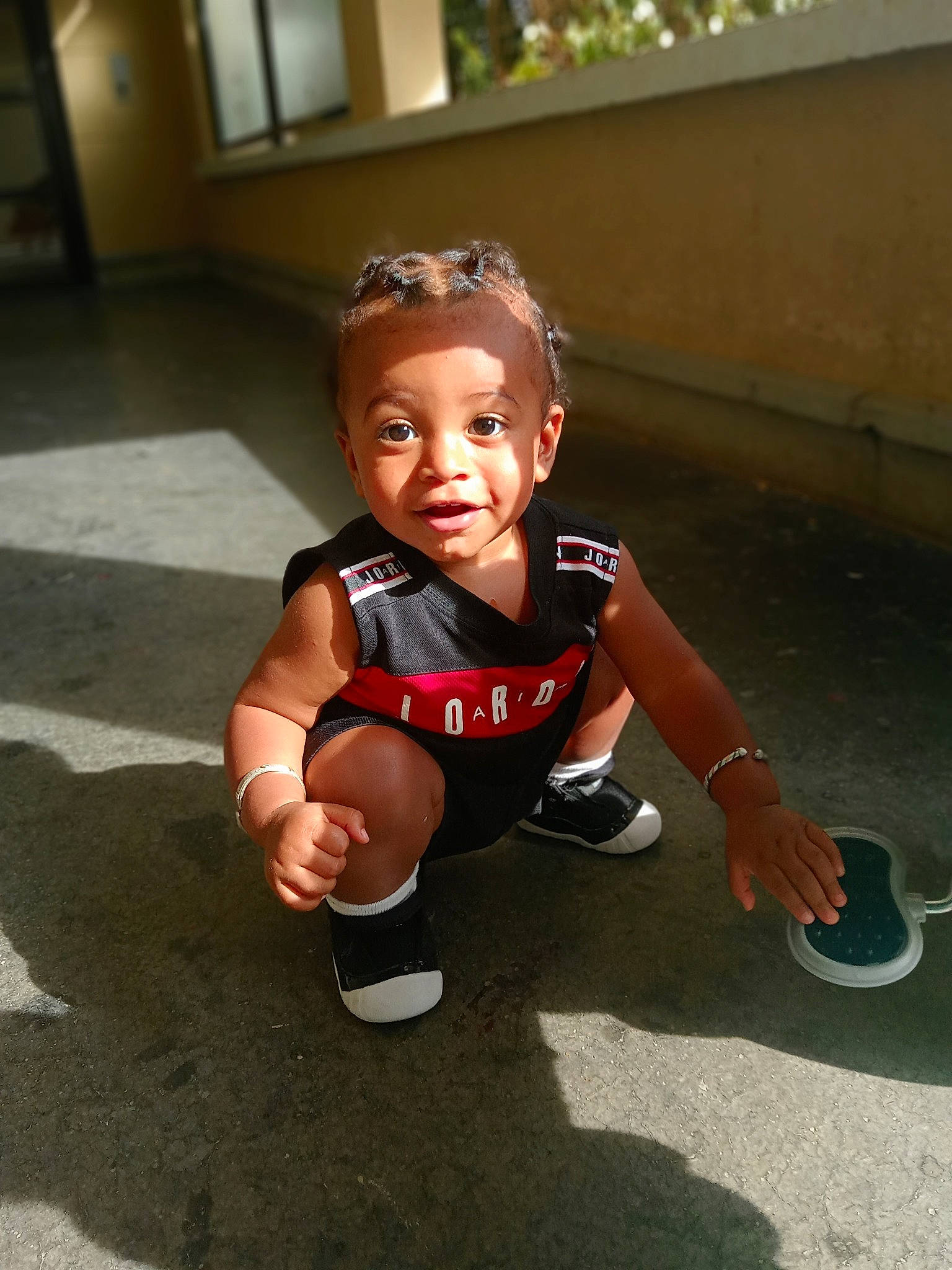 Sloan participe au concours pour gagner de l'argent avec cette photo : asphalt, baby, baby_toddler_clothing, flash_photography, floor, flooring, foot, fun, grass, happy, human_leg, knee, leisure, person, recreation, road_surface, sneakers, sportswear, t_shirt, thigh