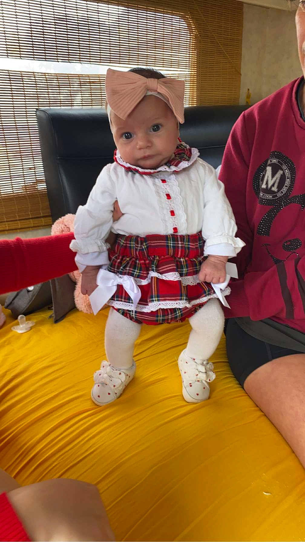 Nellya participe au concours pour gagner de l'argent avec cette photo : baby, christmas, christmas_eve, event, fictional_character, flooring, fun, hat, headwear, holiday, human_body, human_leg, lap, person, plaid, room, shorts, sleeve, sock, tartan