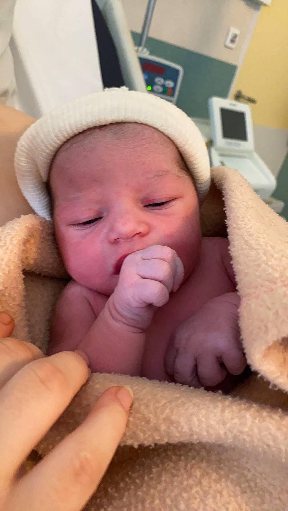 Nellya a rejoint le concours — aidez-le/la à gagner de superbes lots ! baby, cheek, child, chin, comfort, eye, eyebrow, eyelash, finger, gesture, hand, lip, mouth, nail, nose, person, skin, smile, textile, thumb