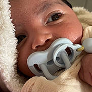 Kémis a rejoint le concours — aidez-le/la à gagner de superbes lots ! baby, blanket, child, close_up, cute, expression, face, hand, human, indoors, infant, newborn, pacifier, peaceful, portrait, skin, sleepy, soft_texture, warm, wrapped
