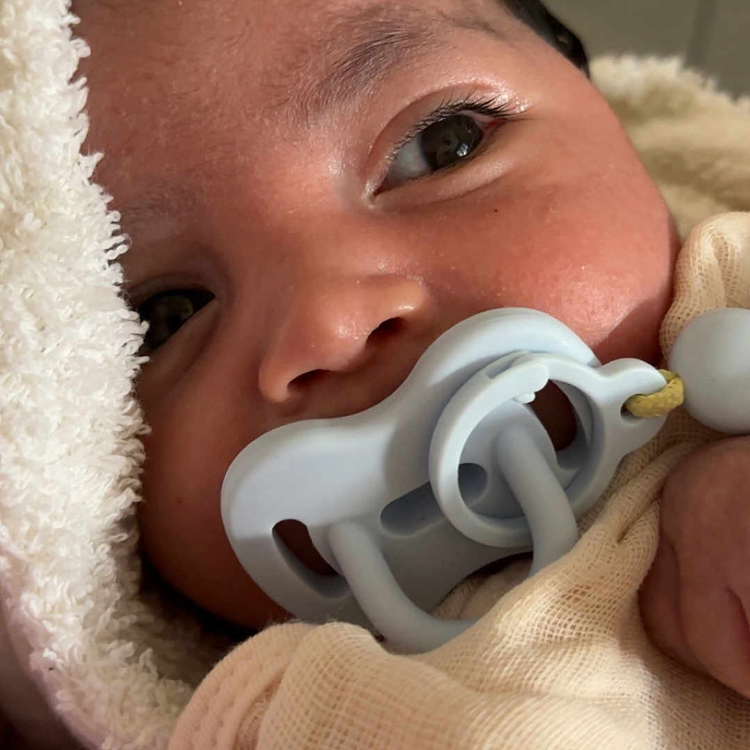 Kémis a rejoint le concours — aidez-le/la à gagner de superbes lots ! baby, blanket, child, close_up, cute, expression, face, hand, human, indoors, infant, newborn, pacifier, peaceful, portrait, skin, sleepy, soft_texture, warm, wrapped