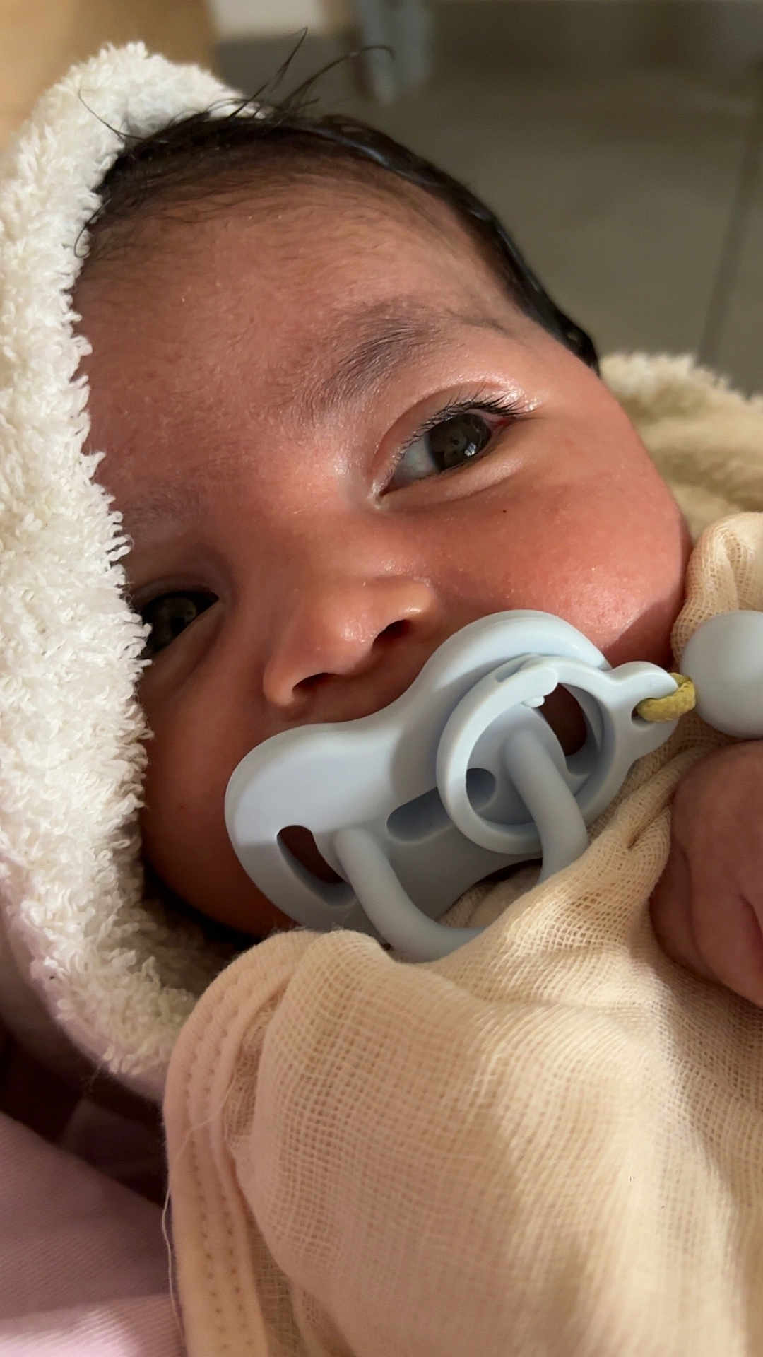 Kémis a rejoint le concours — aidez-le/la à gagner de superbes lots ! baby, blanket, child, close_up, cute, expression, face, hand, human, indoors, infant, newborn, pacifier, peaceful, portrait, skin, sleepy, soft_texture, warm, wrapped