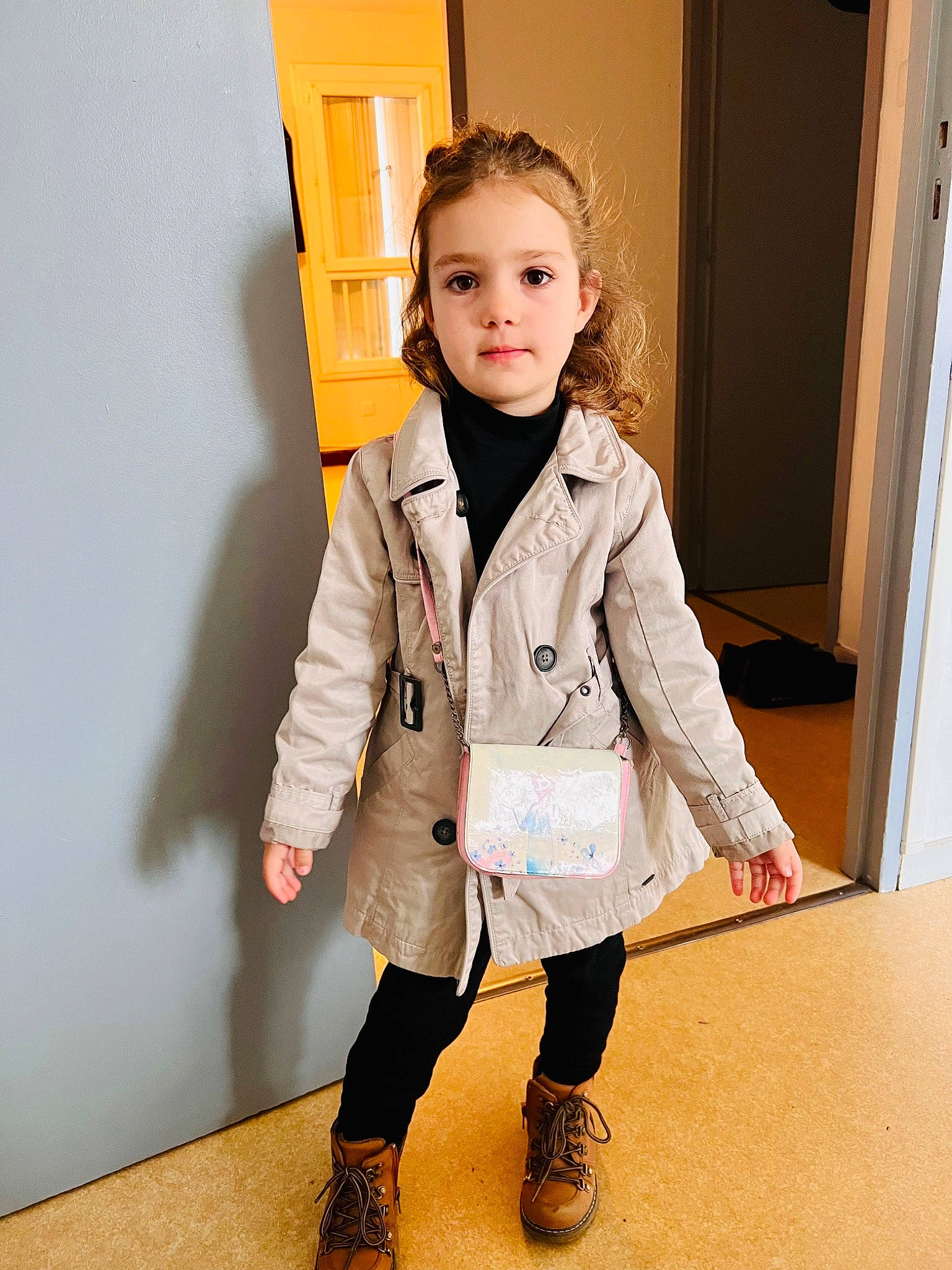 Matilda a rejoint le concours — aidez-le/la à gagner de superbes lots ! blazer, blond, collar, denim, dress_shirt, fashion_design, flooring, formal_wear, happy, human_body, jacket, jewellery, knee, neck, necklace, outerwear, person, sleeve, thigh, uniform