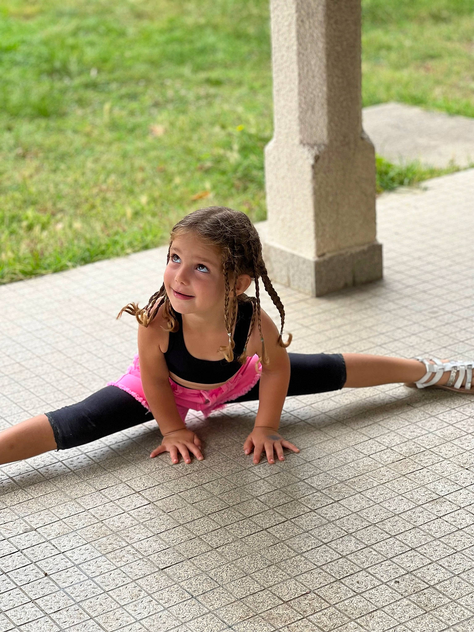 Matilda a rejoint le concours — aidez-le/la à gagner de superbes lots ! barefoot, exercise, flooring, fun, grass, happy, head, human_leg, joy, knee, leg, leisure, long_hair, person, physical_fitness, sneakers, sportswear, summer, t_shirt, thigh