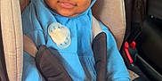 Lorenzo participe au concours pour gagner de l'argent avec cette photo : baby, child, car_seat, blue_hoodie, pacifier, seatbelt, smiling, curly_hair, infant, cute, indoors, car_interior, safety, young_child, clothing, hands, face, portrait, seated, casual