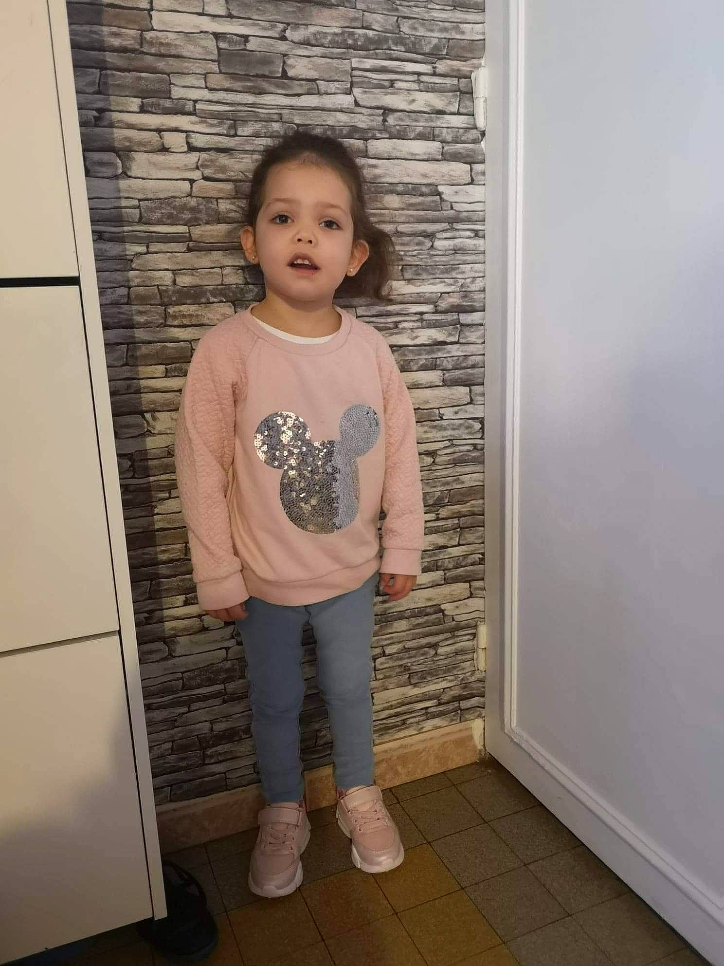 Shanna a rejoint le concours — aidez-le/la à gagner de superbes lots ! child, door, floor, person, standing, t_shirt, toddler