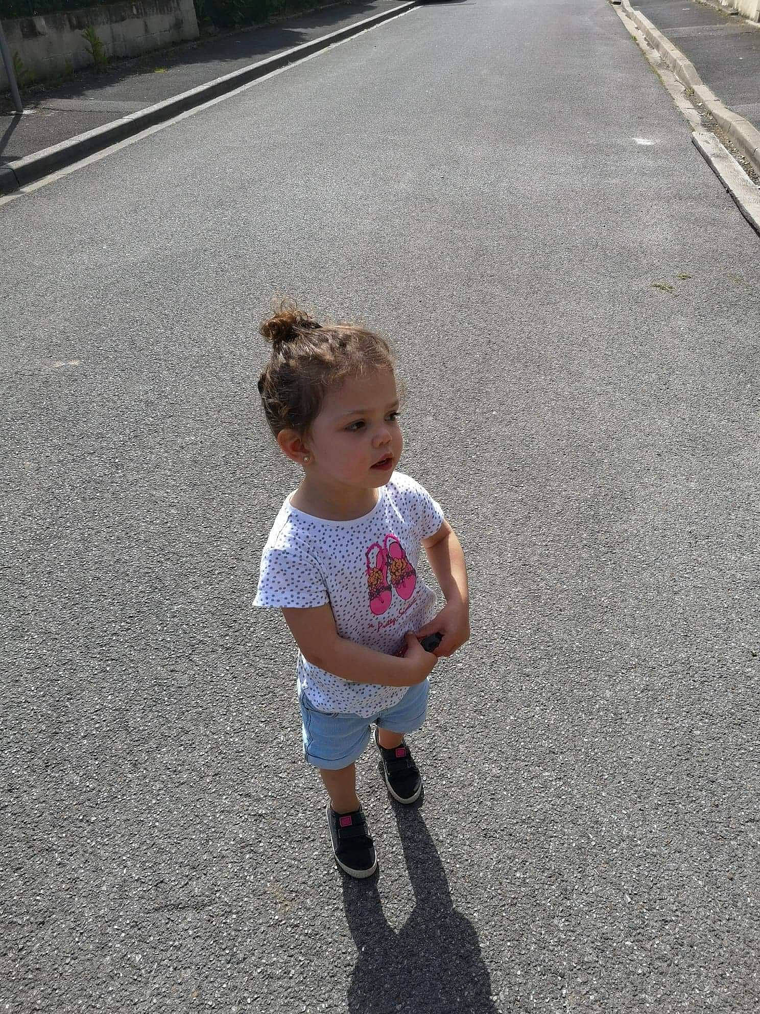 Shanna a rejoint le concours — aidez-le/la à gagner de superbes lots ! asphalt, child, footwear, fun, person, plant, play, recreation, road, road_surface, shoe, sidewalk, smile, toddler, tree, vacation, walking