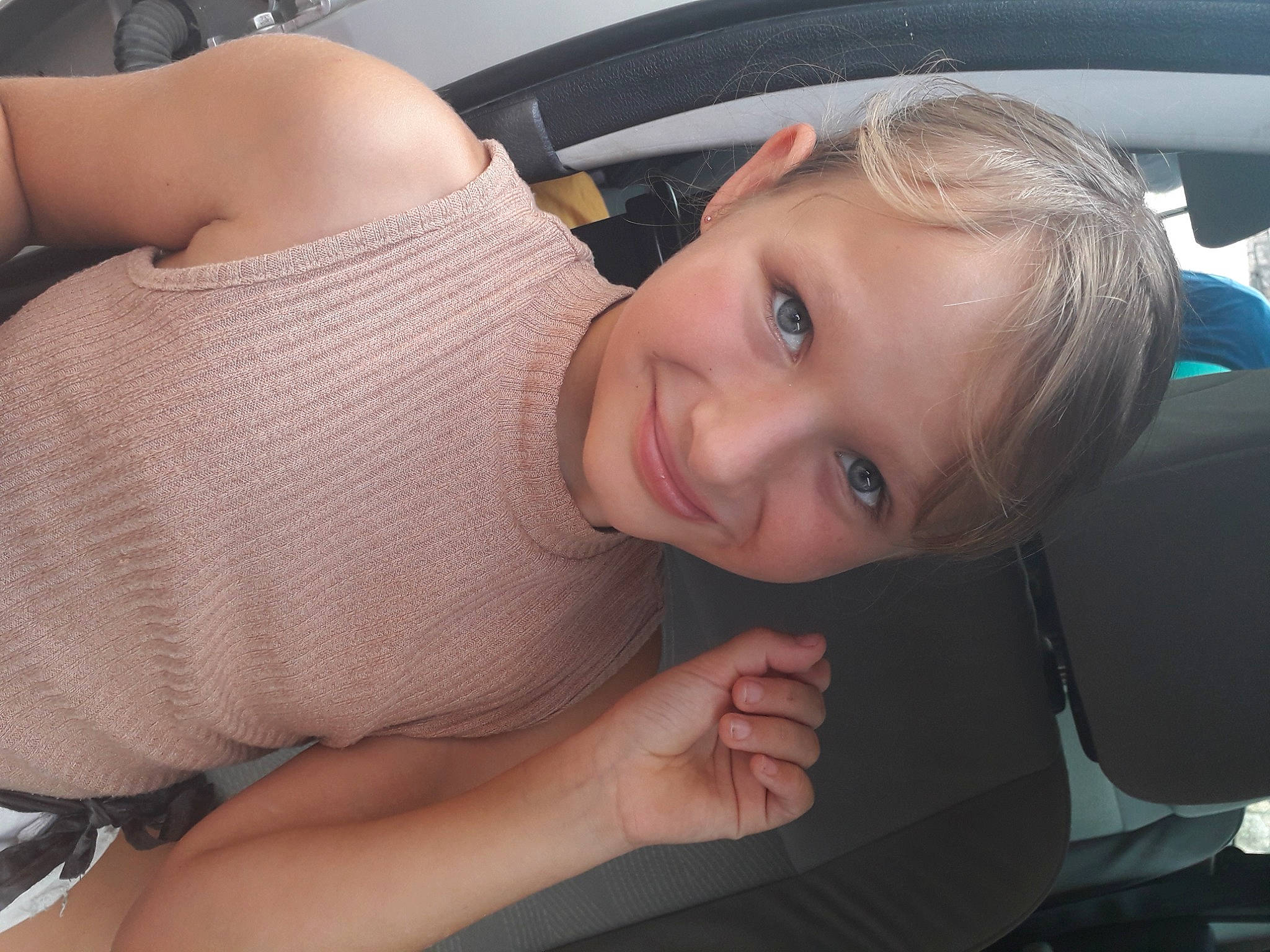 Célia a rejoint le concours — aidez-le/la à gagner de superbes lots ! abdomen, auto_part, automotive_exterior, car_seat, chest, child, comfort, elbow, gesture, grass, hand, happy, human_leg, joy, motor_vehicle, mouth, person, skin, smile, toddler