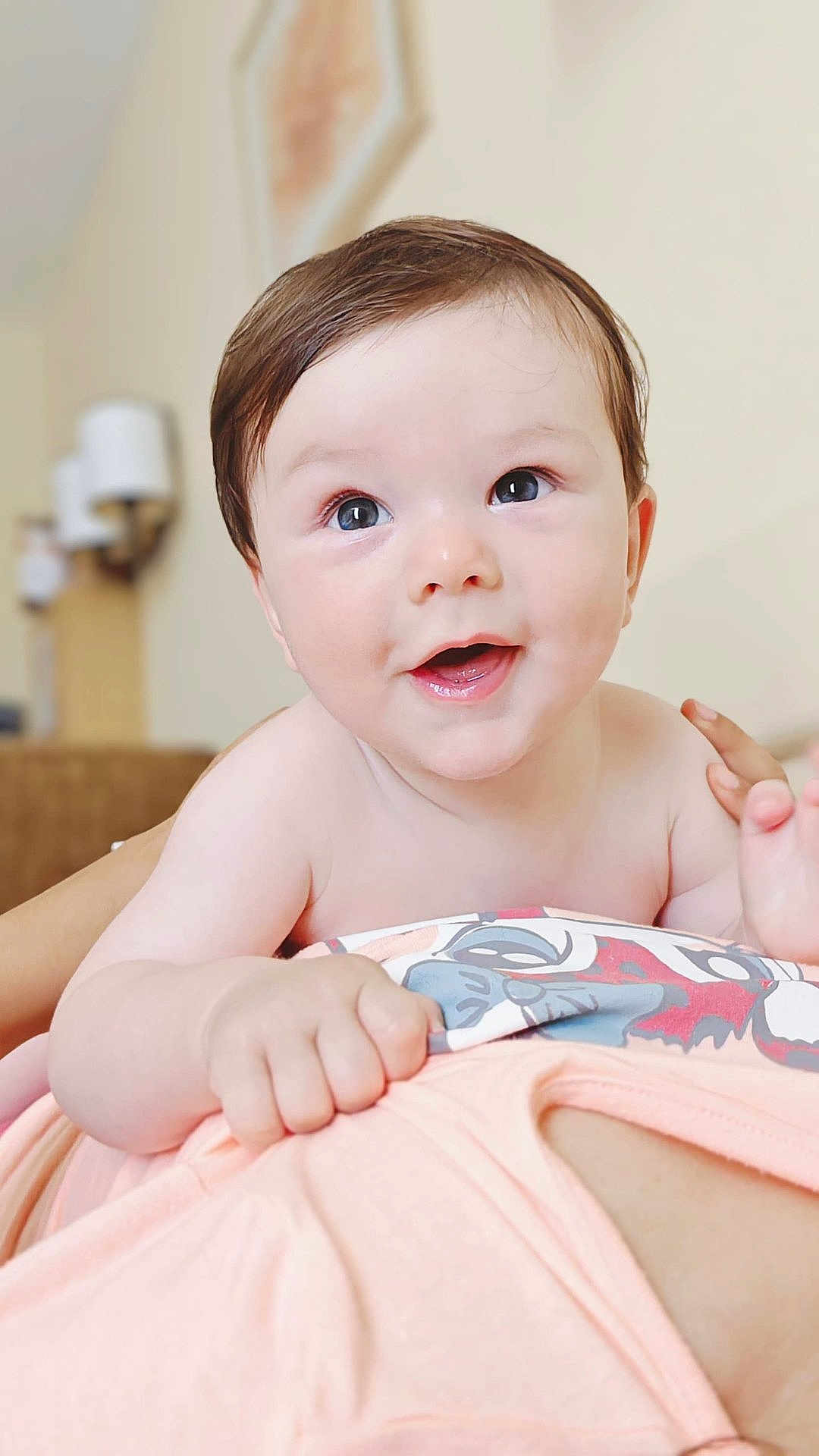 Loïs a rejoint le concours — aidez-le/la à gagner de superbes lots ! baby, child, smiling, face, hand, skin, person, indoors, clothing, holding, cute, happy, portrait, closeup, infant, young, head, expression, eyes, mouth