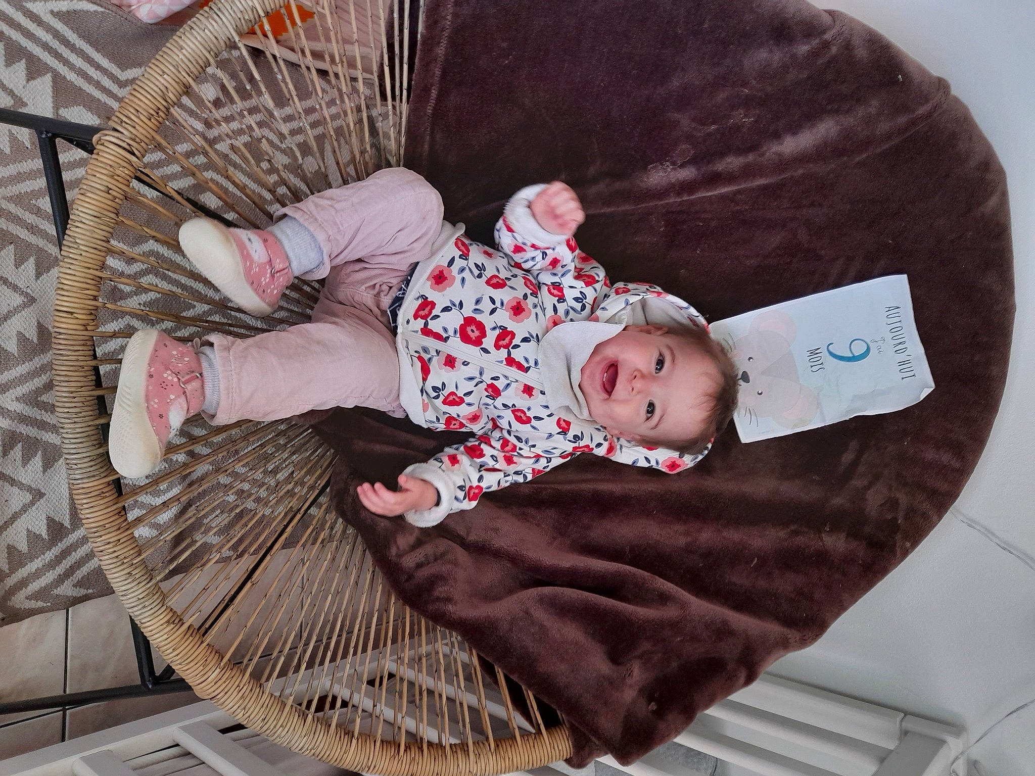 Isis participe au concours pour gagner de l'argent avec cette photo : baby, baby_carriage, baby_products, baby_sleeping, baby_toddler_clothing, child, comfort, couch, grass, head, infant_bed, leg, linens, person, pink, product, sitting, skin, textile, toddler