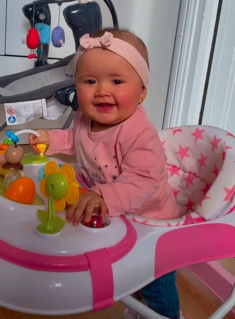 María Paula a rejoint le concours — aidez-le/la à gagner de superbes lots ! baby, baby_laughing, baby_playing_with_toys, baby_products, baby_toddler_clothing, baby_toys, balloon, chair, child, fun, happy, headwear, joy, magenta, person, pink, play, room, rubber_ducky, sitting